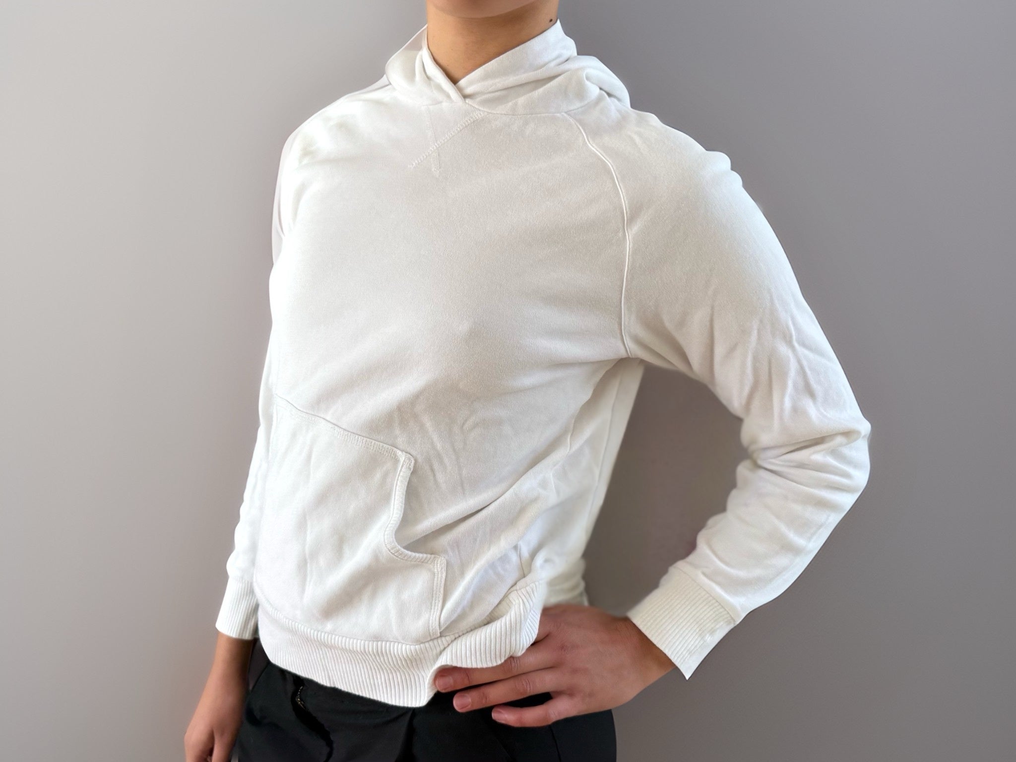 Hvid tætsiddende hoodie
