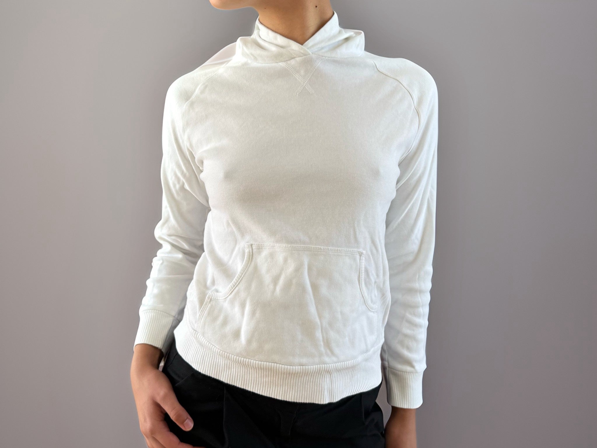 Hvid tætsiddende hoodie