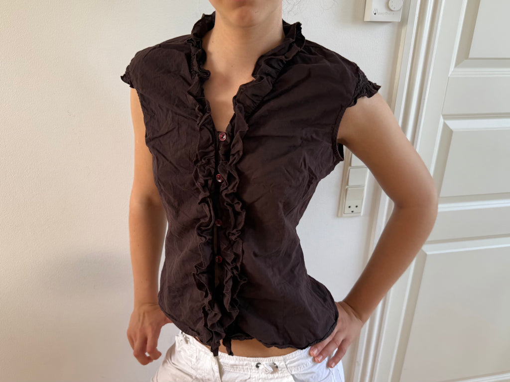 Brun kortærmet skjorte med ruffles