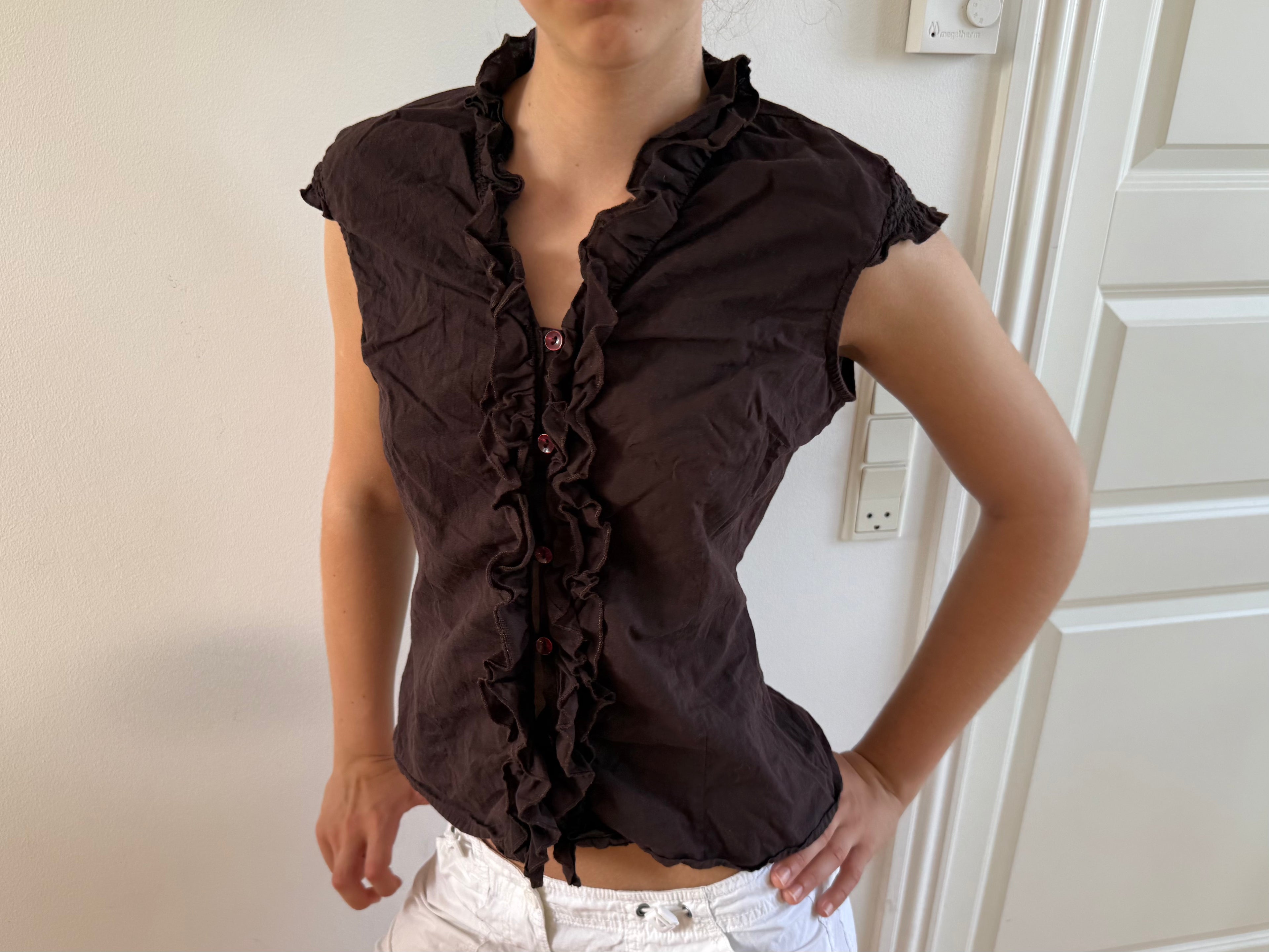 Brun kortærmet skjorte med ruffles