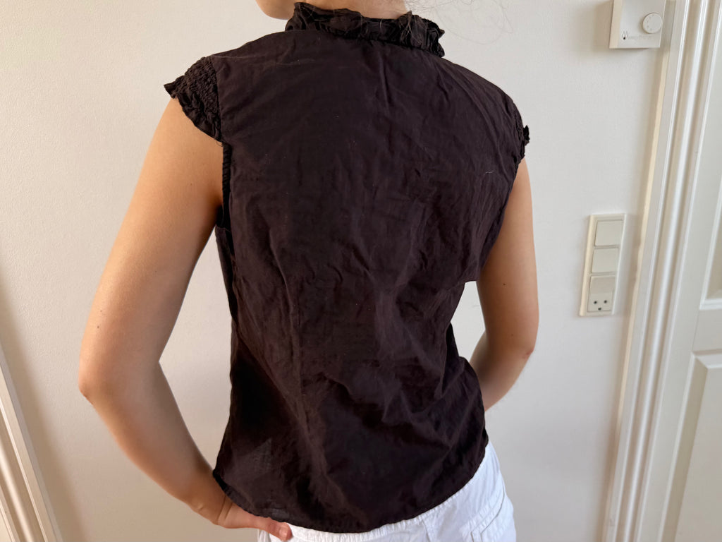 Brun kortærmet skjorte med ruffles