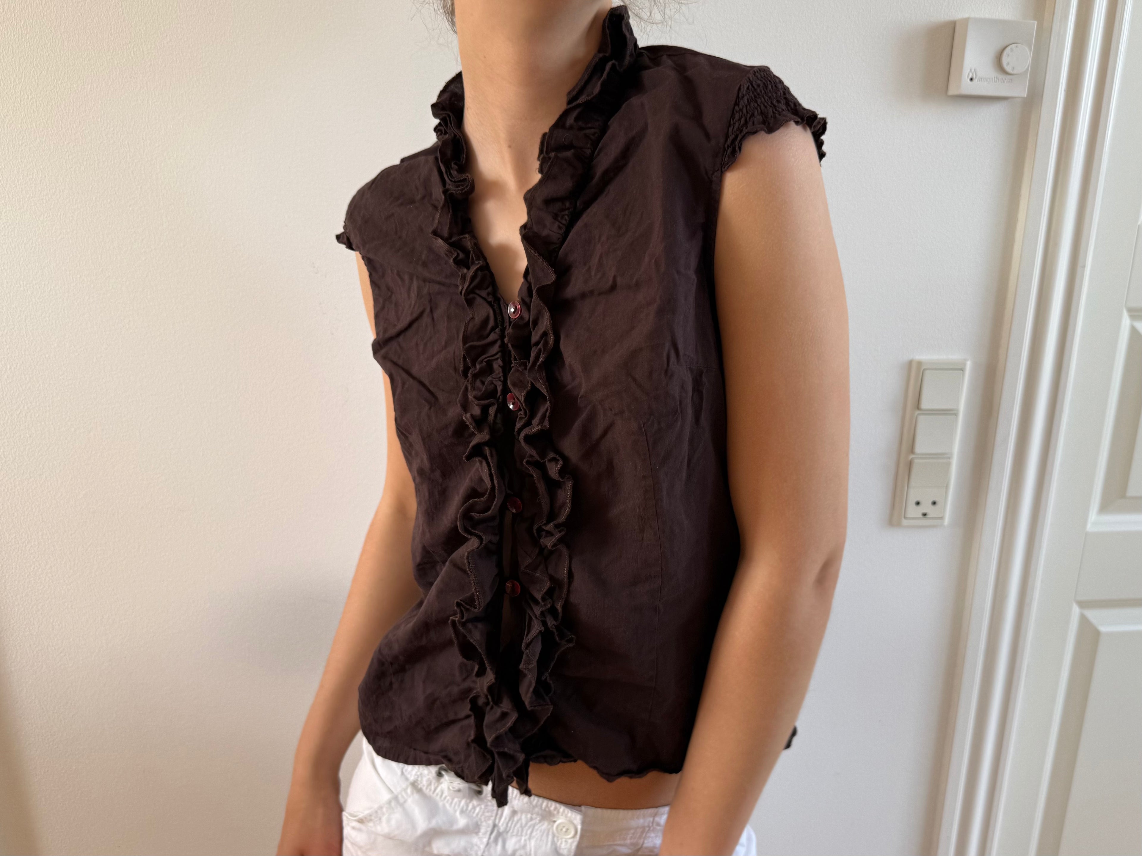 Brun kortærmet skjorte med ruffles