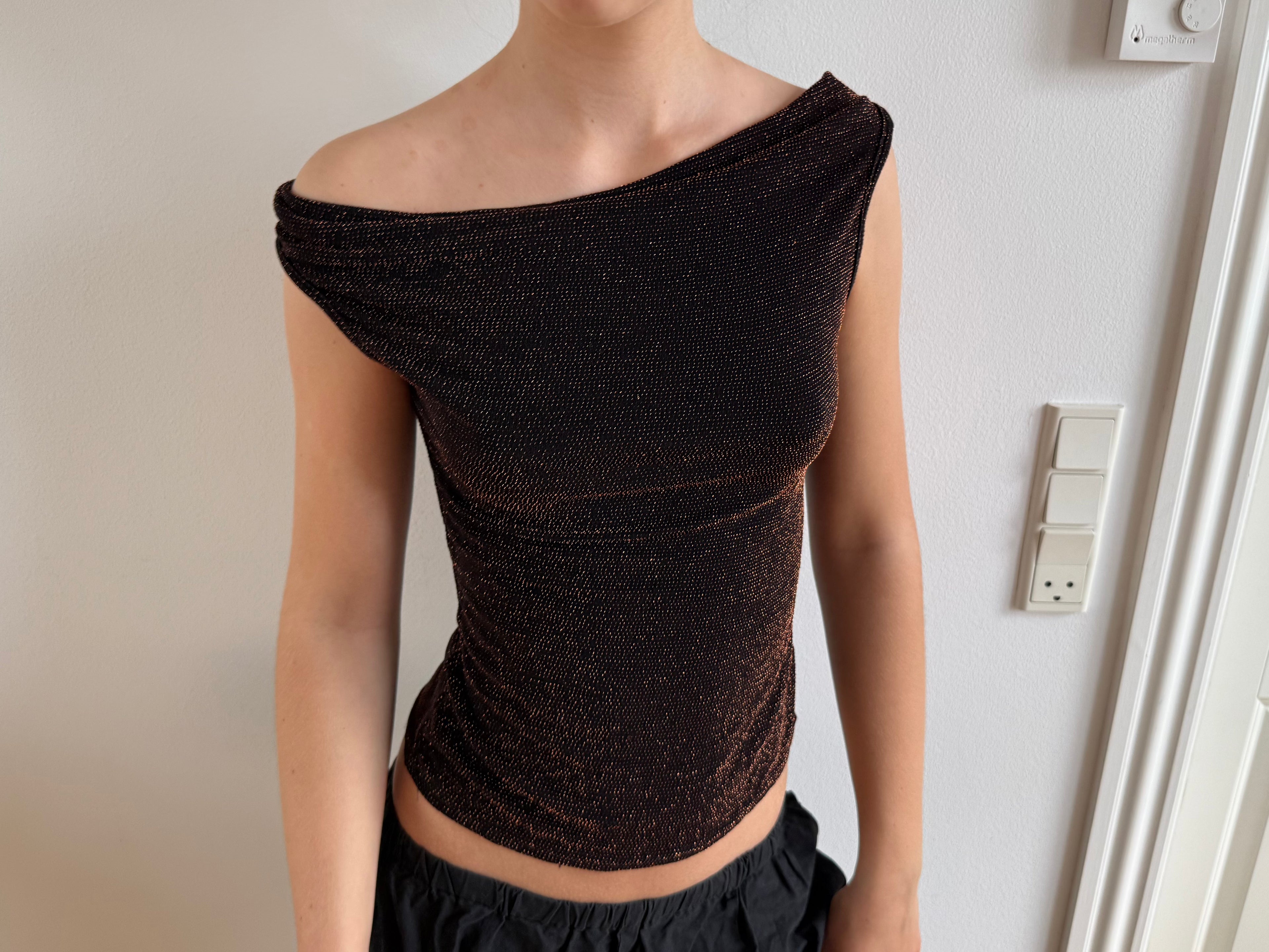 Brun off the shoulder glimmertop