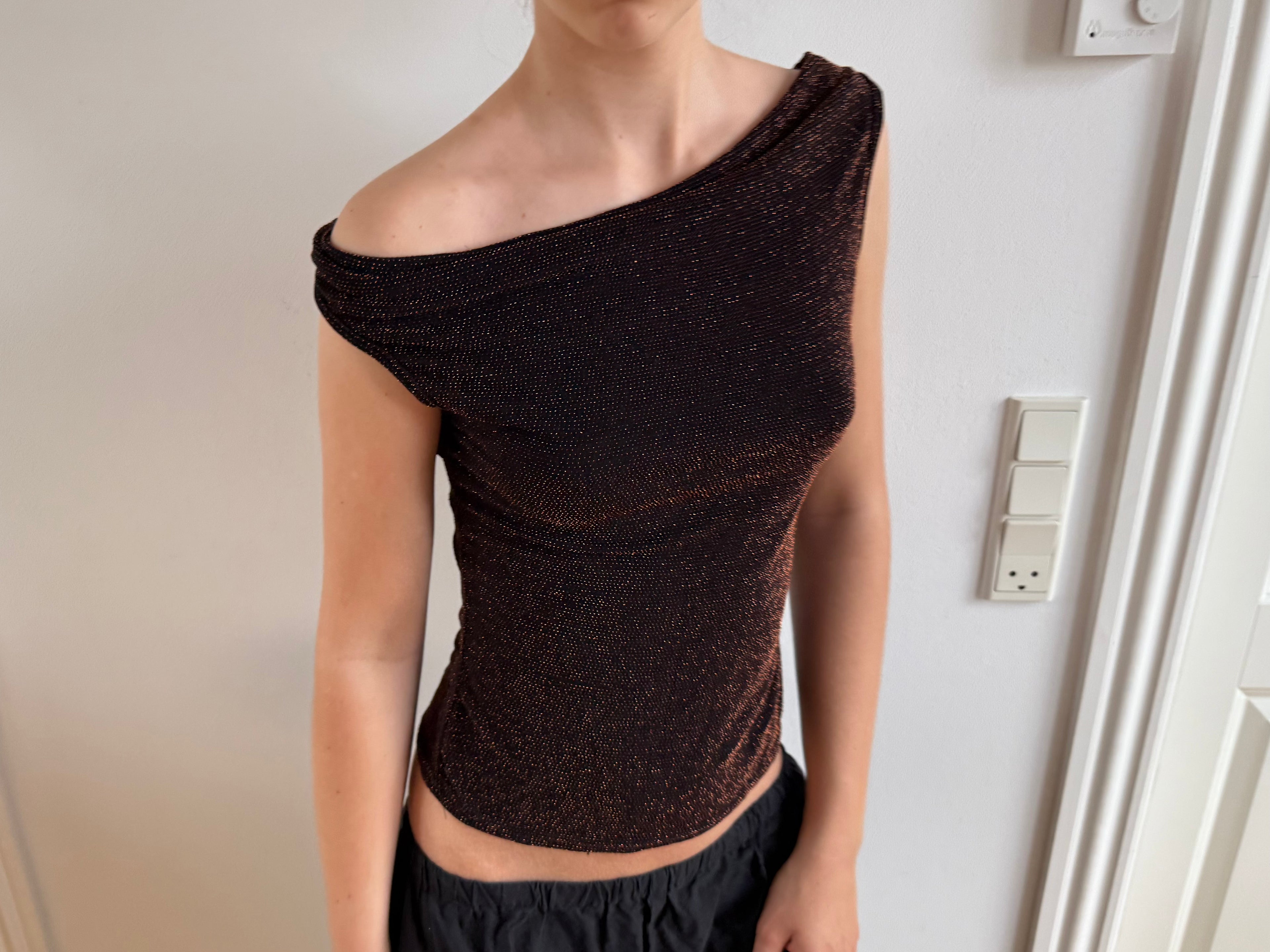 Brun off the shoulder glimmertop