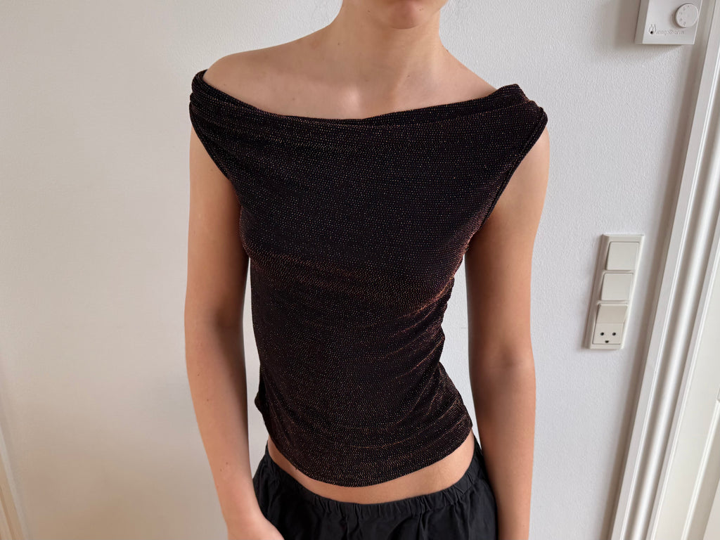 Brun off the shoulder glimmertop