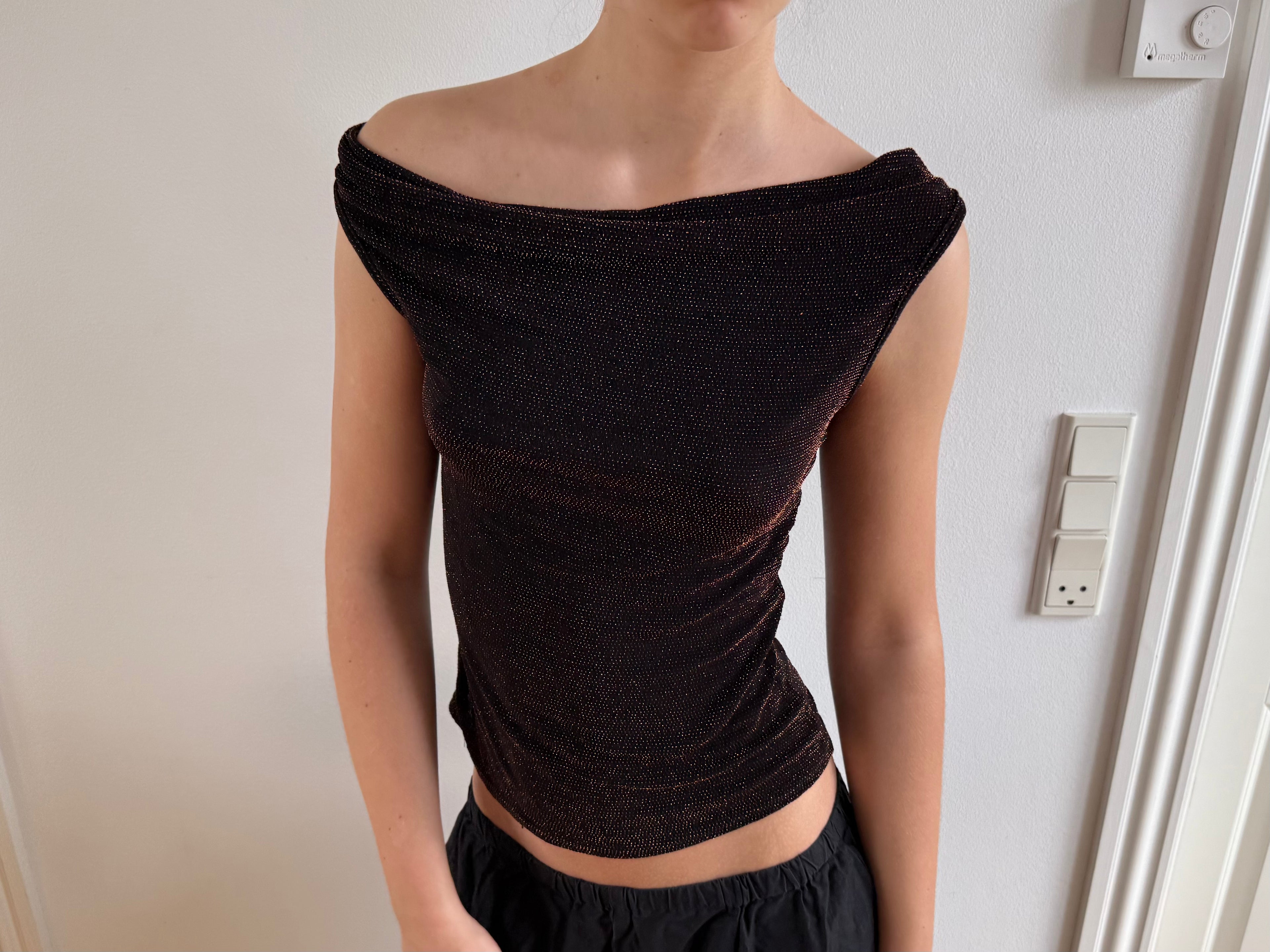 Brun off the shoulder glimmertop