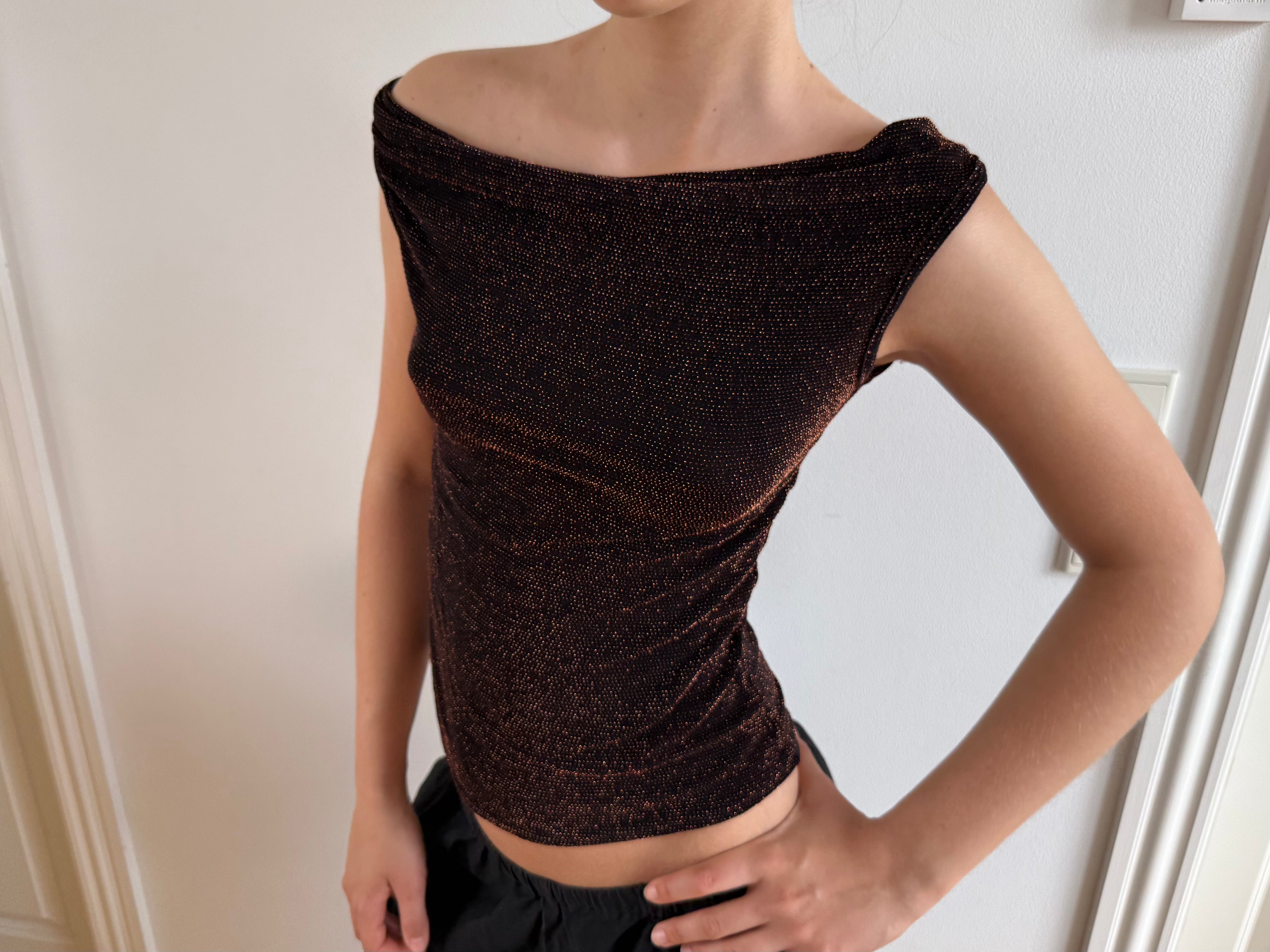 Brun off the shoulder glimmertop