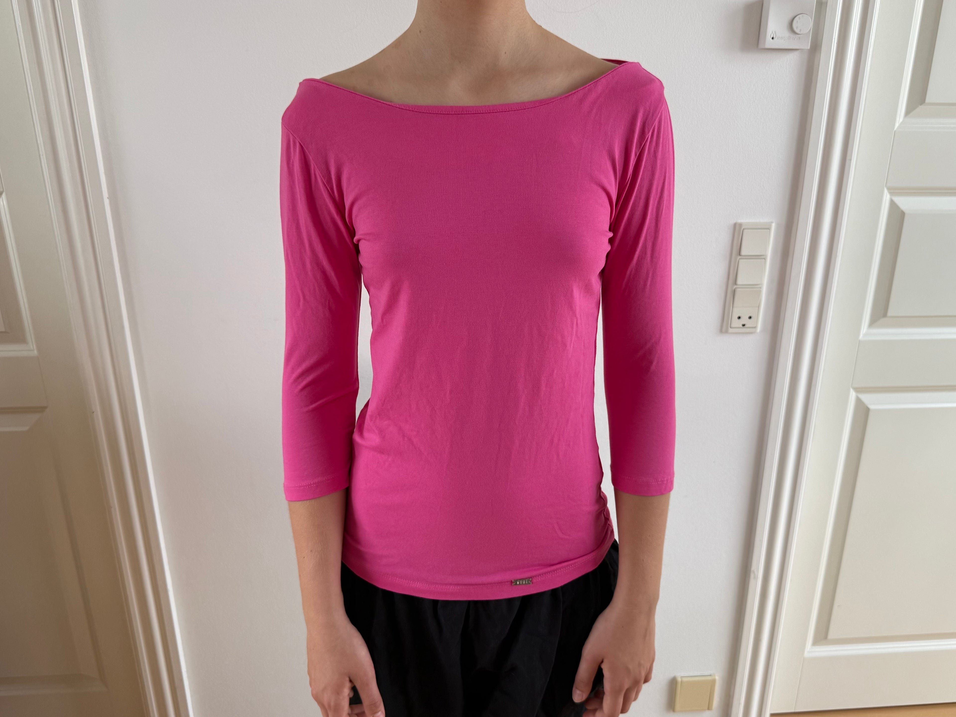 Three-quarter sleeve pink top