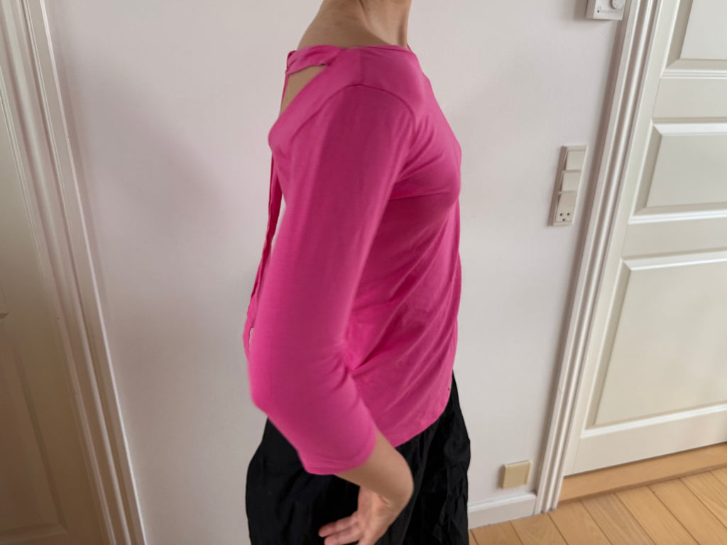 Three-quarter sleeve pink top