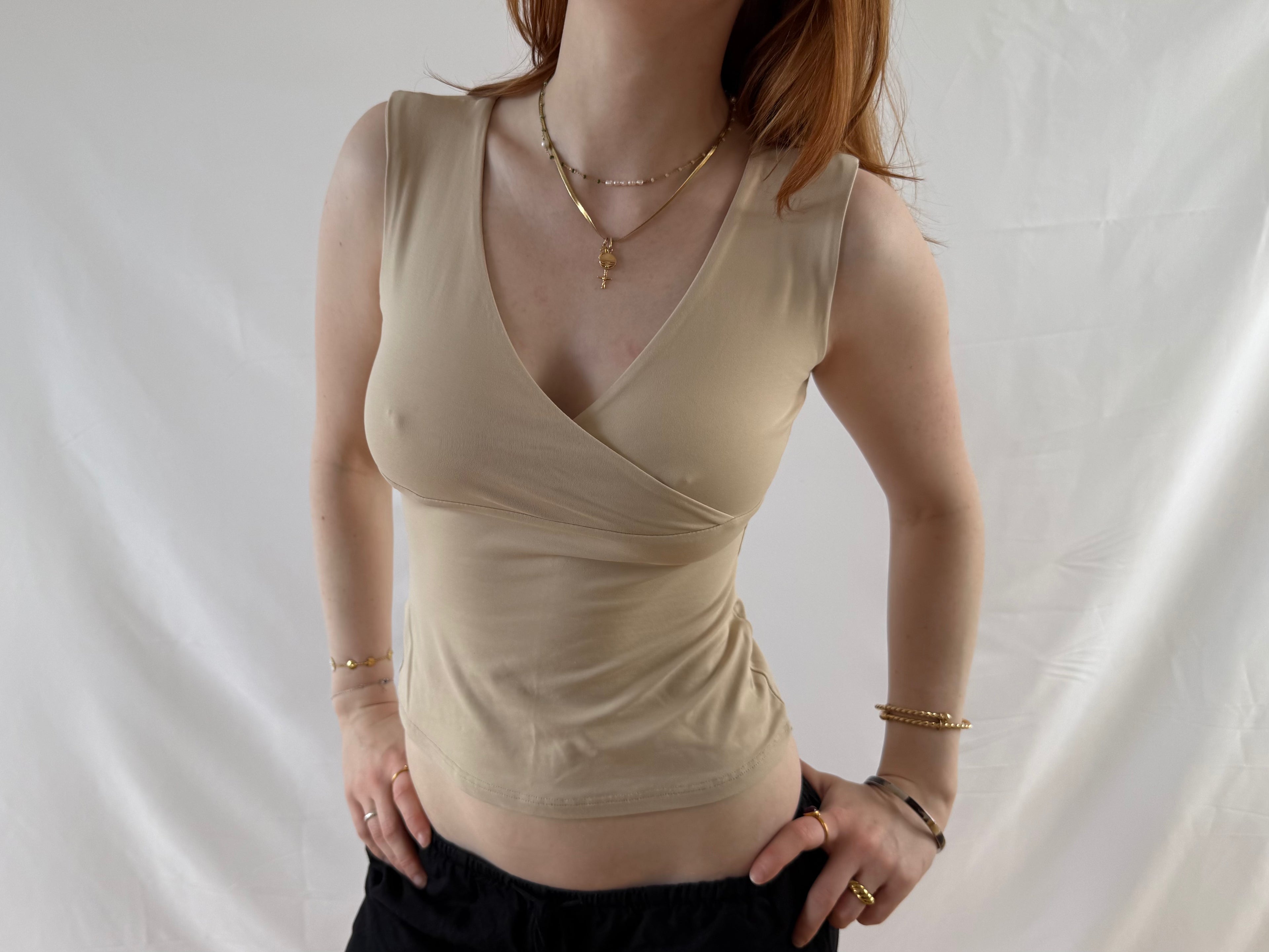 Beige top med v-udskæring