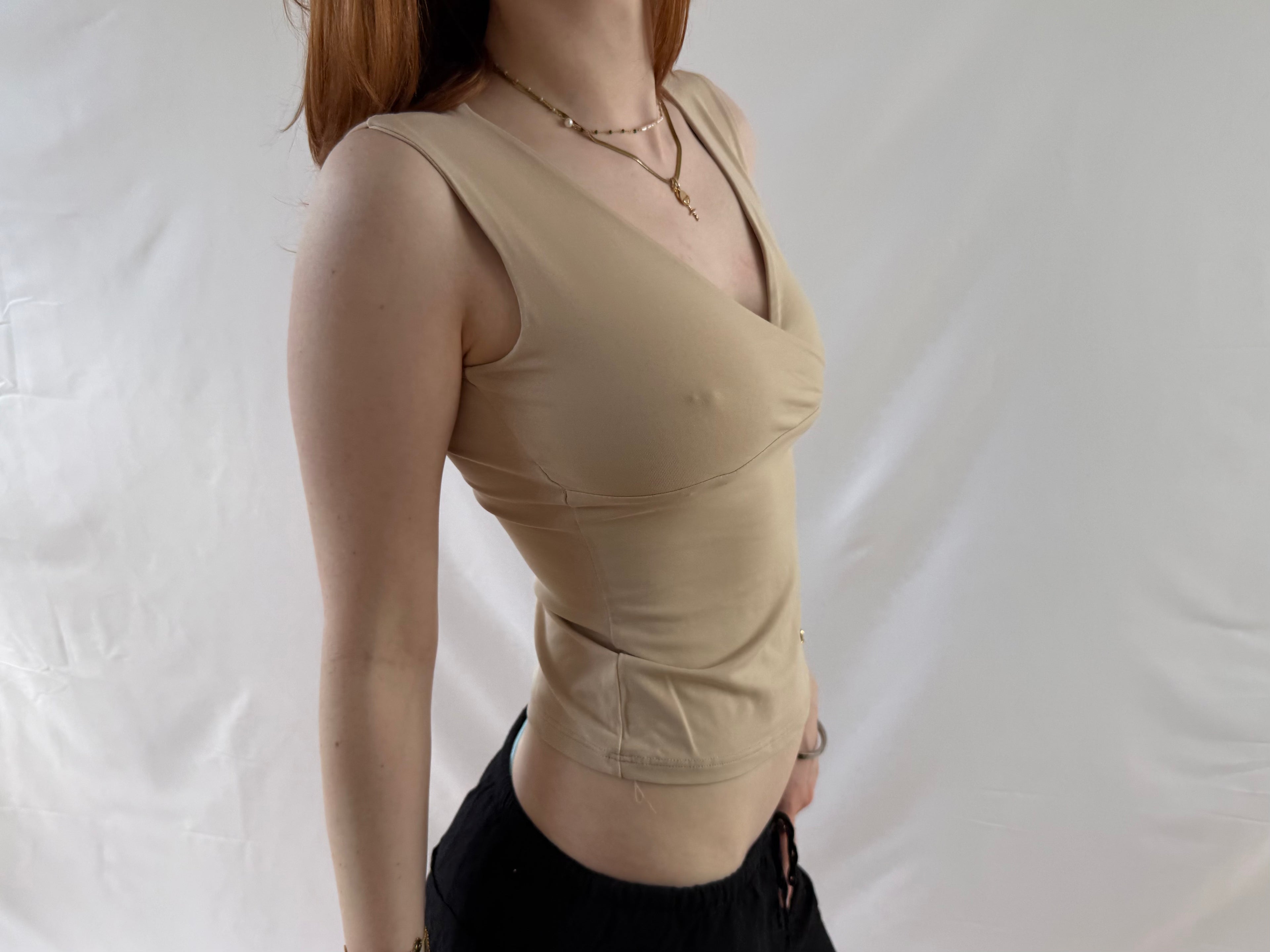 Beige top med v-udskæring