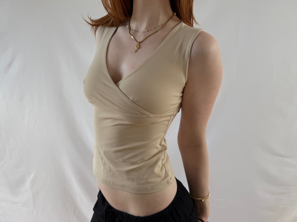 Beige top med v-udskæring