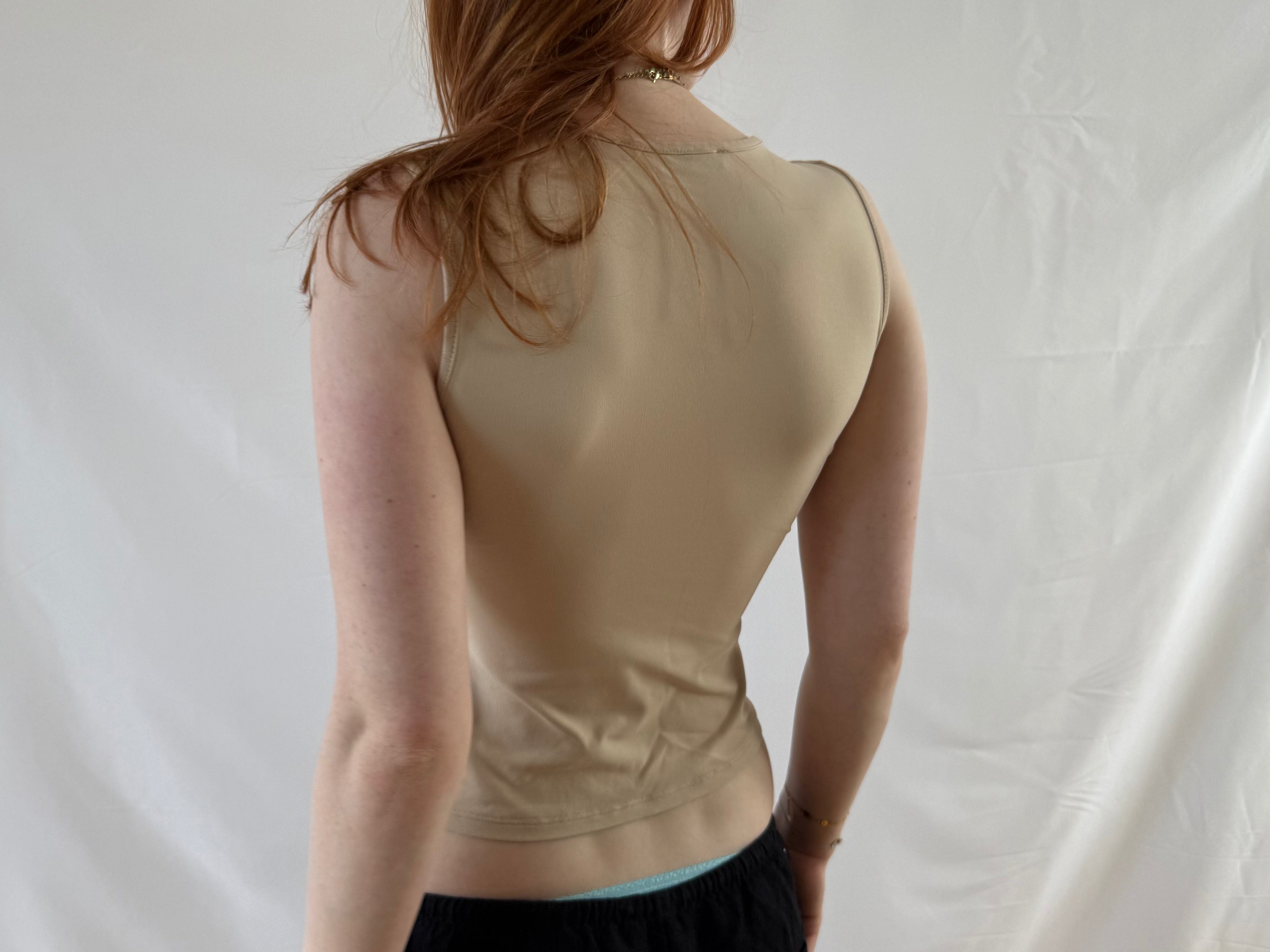 Beige top med v-udskæring