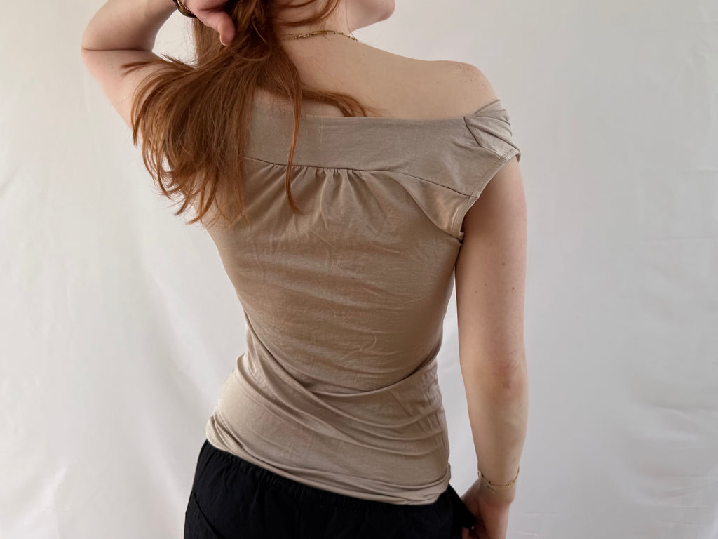 Beige skinnende top