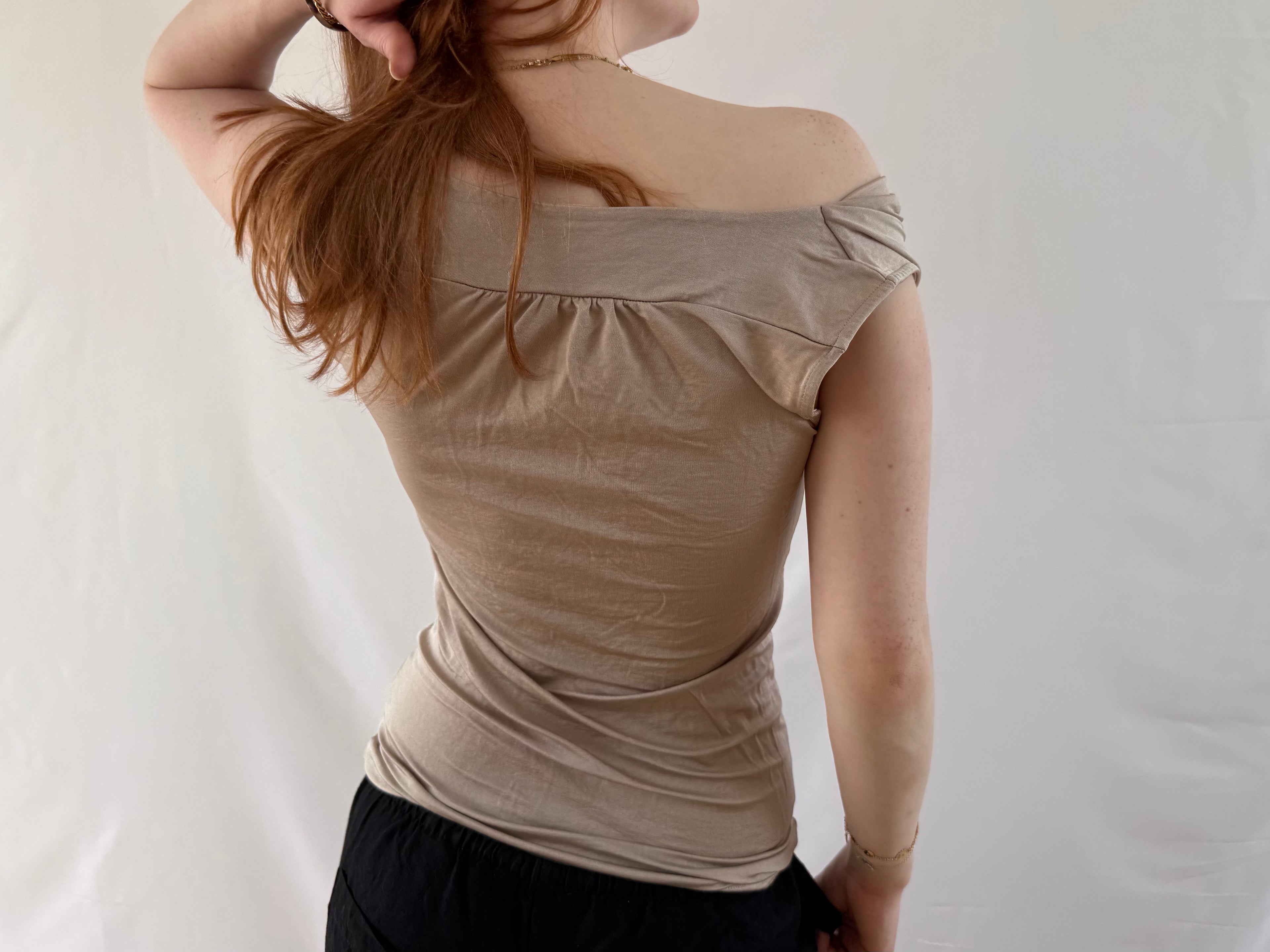 Beige skinnende top