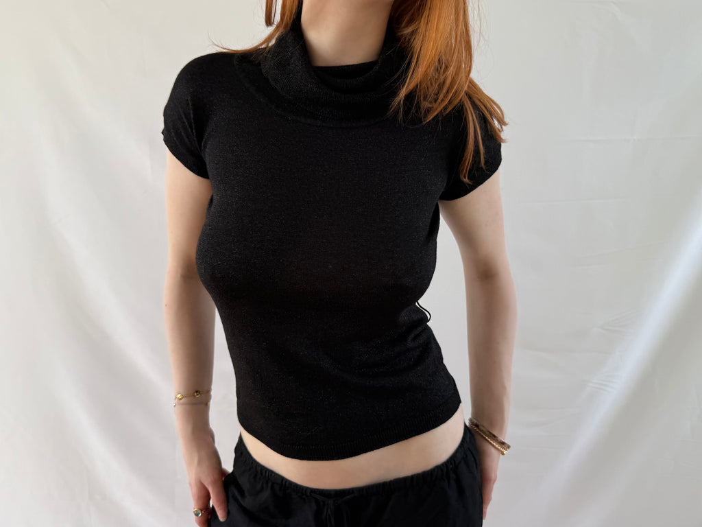Sort t-shirt med rullekrave