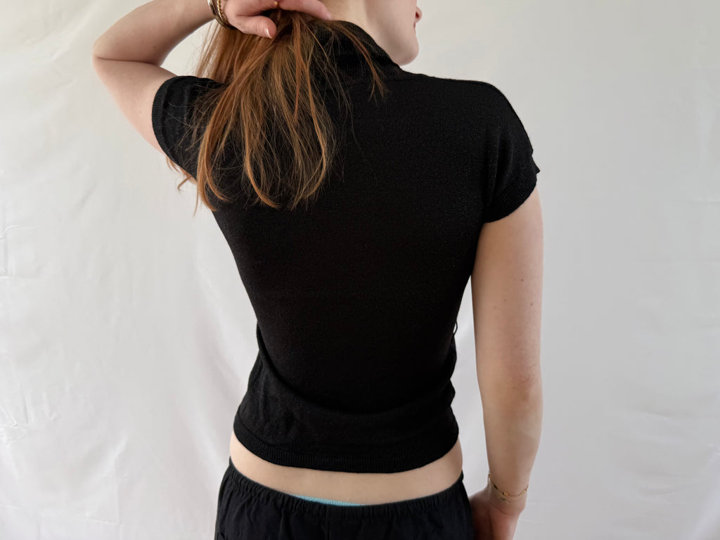 Sort t-shirt med rullekrave