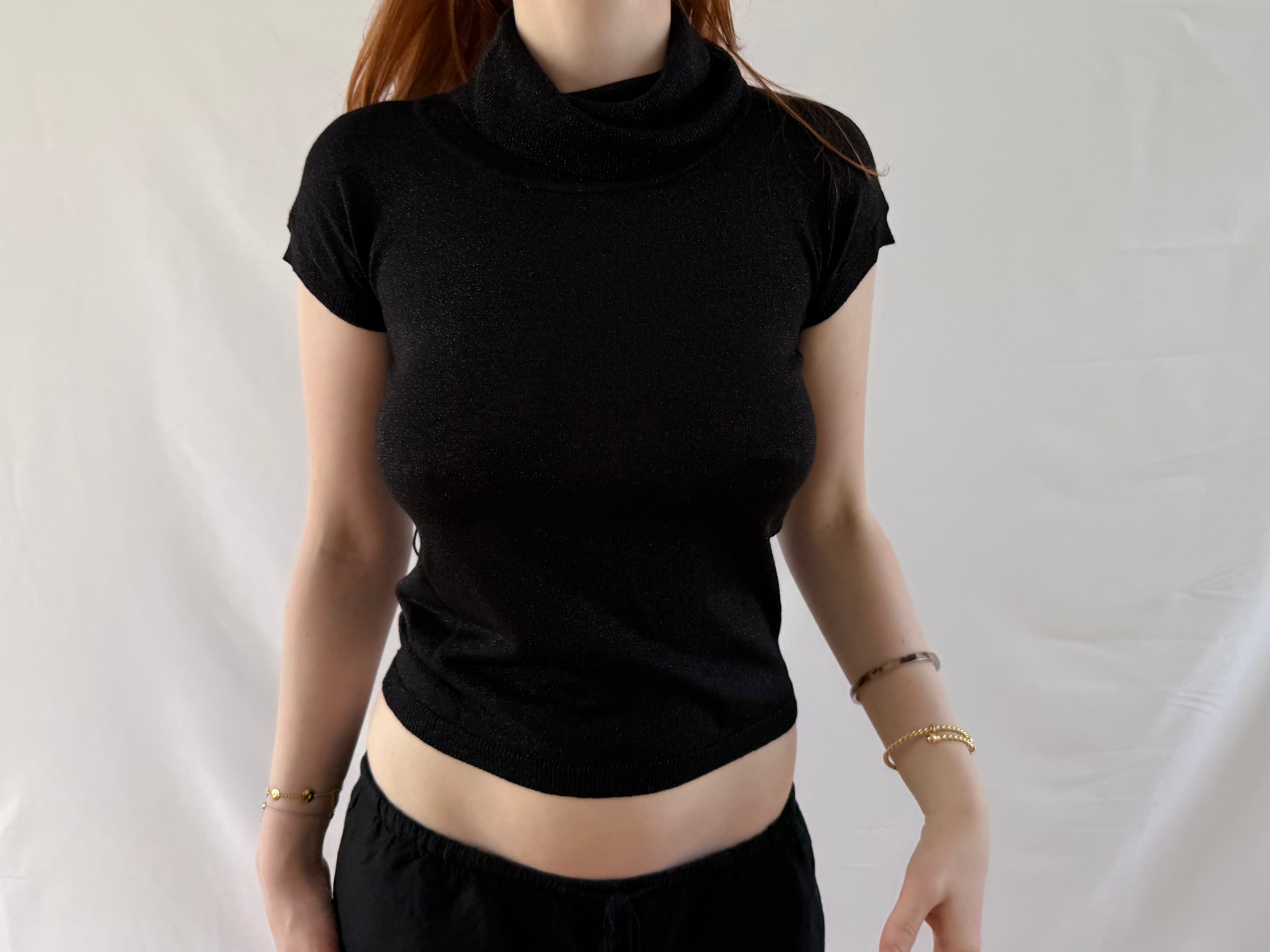 Sort t-shirt med rullekrave