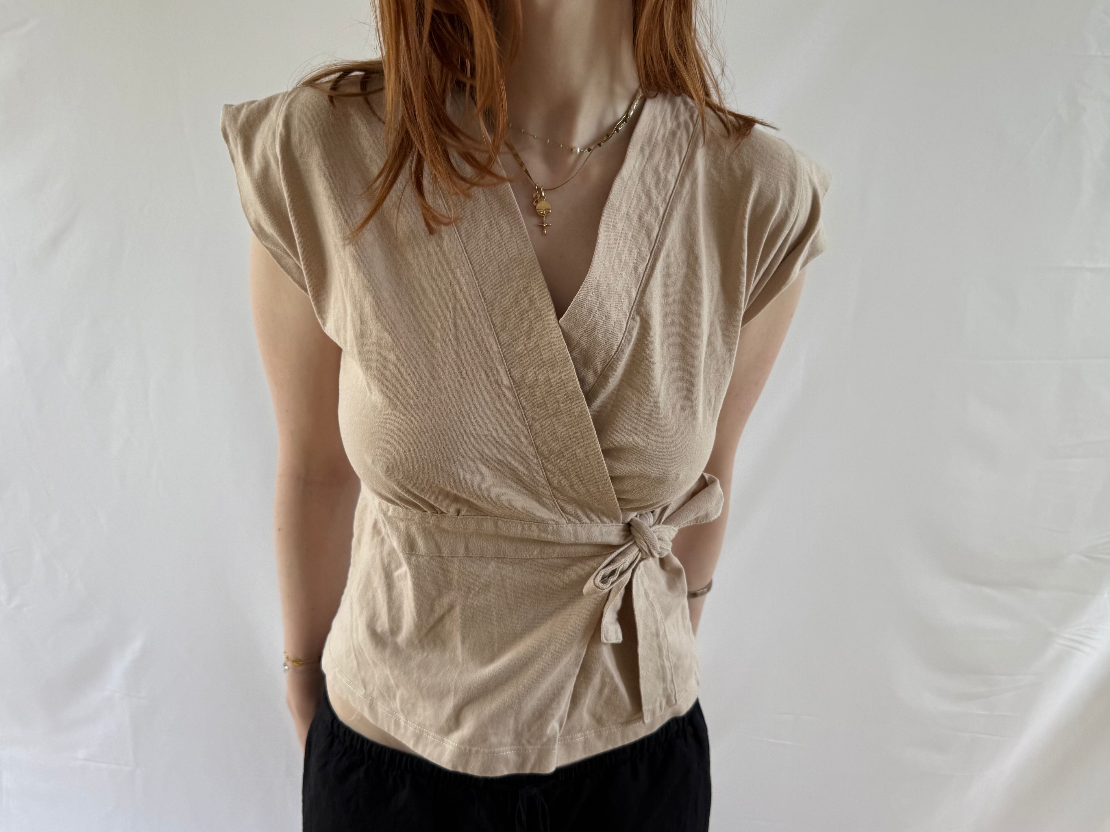 Beige slå om top