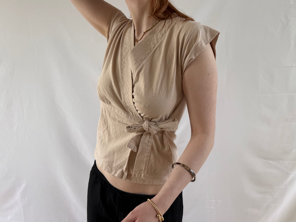 Beige slå om top