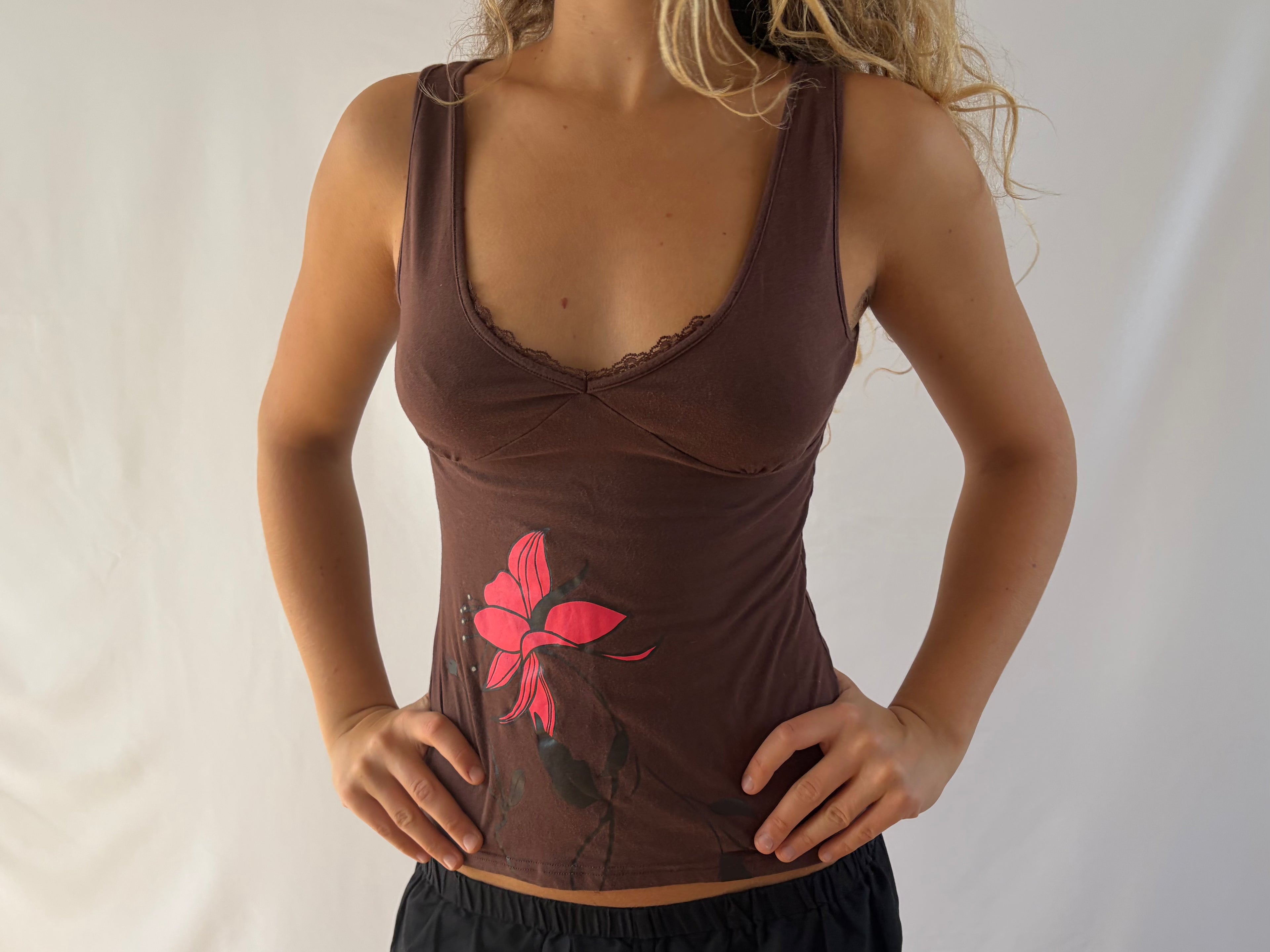 Brun top med stort blomsterprint