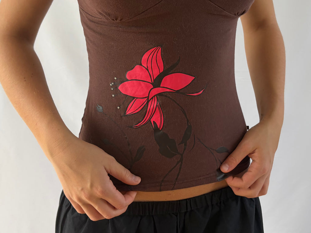 Brun top med stort blomsterprint