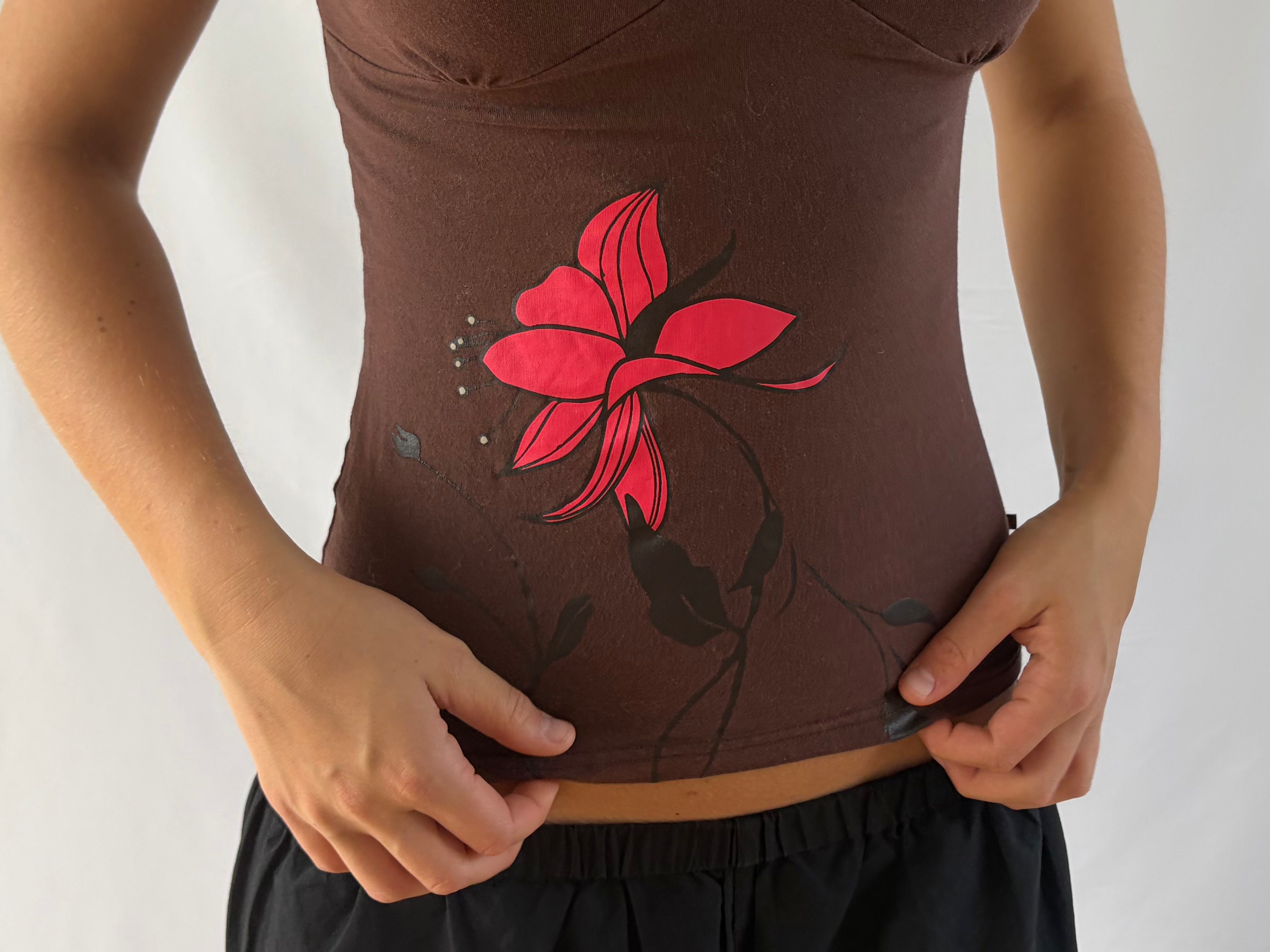 Brun top med stort blomsterprint