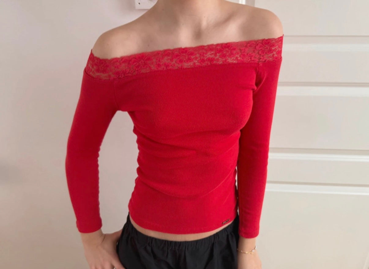 Rød off the shoulder top