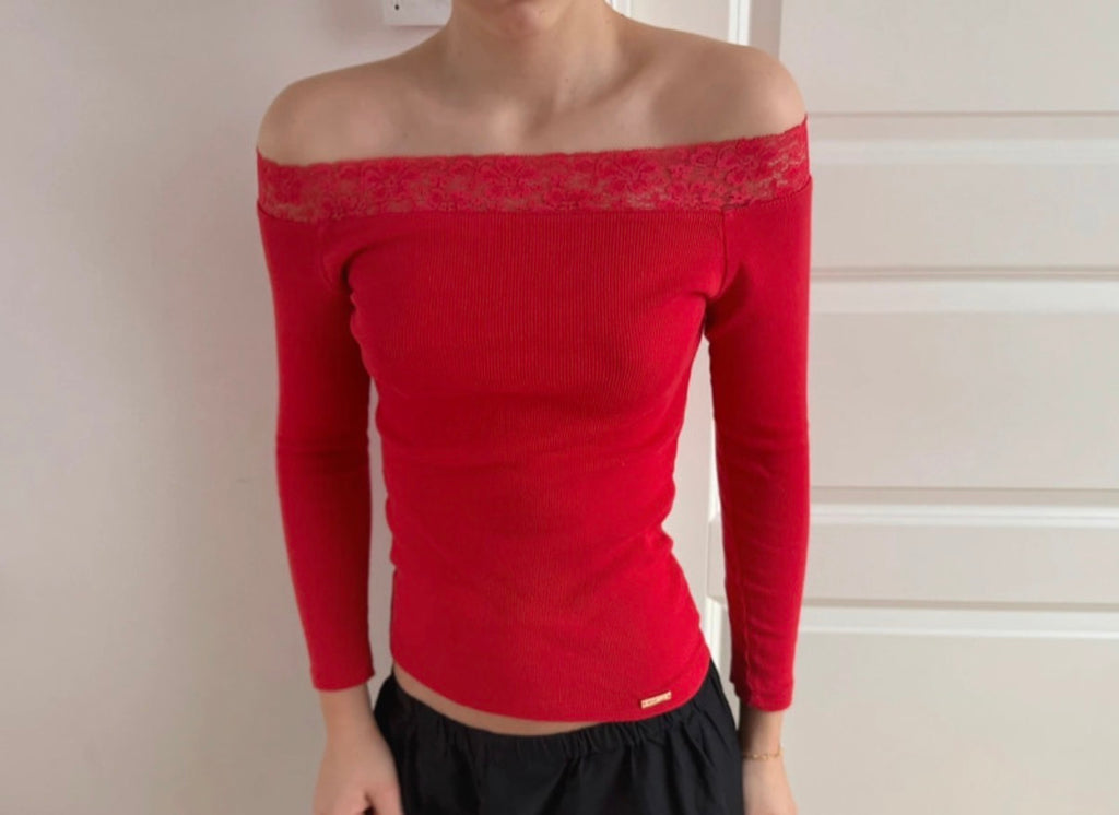 Rød off the shoulder top
