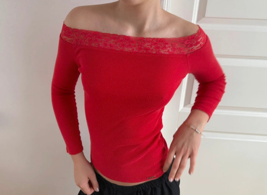 Rød off the shoulder top