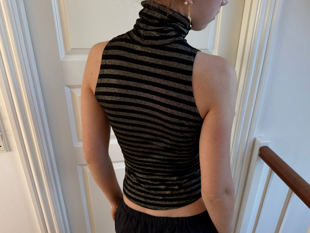 Stribet glimmerturtleneck uden ærmer