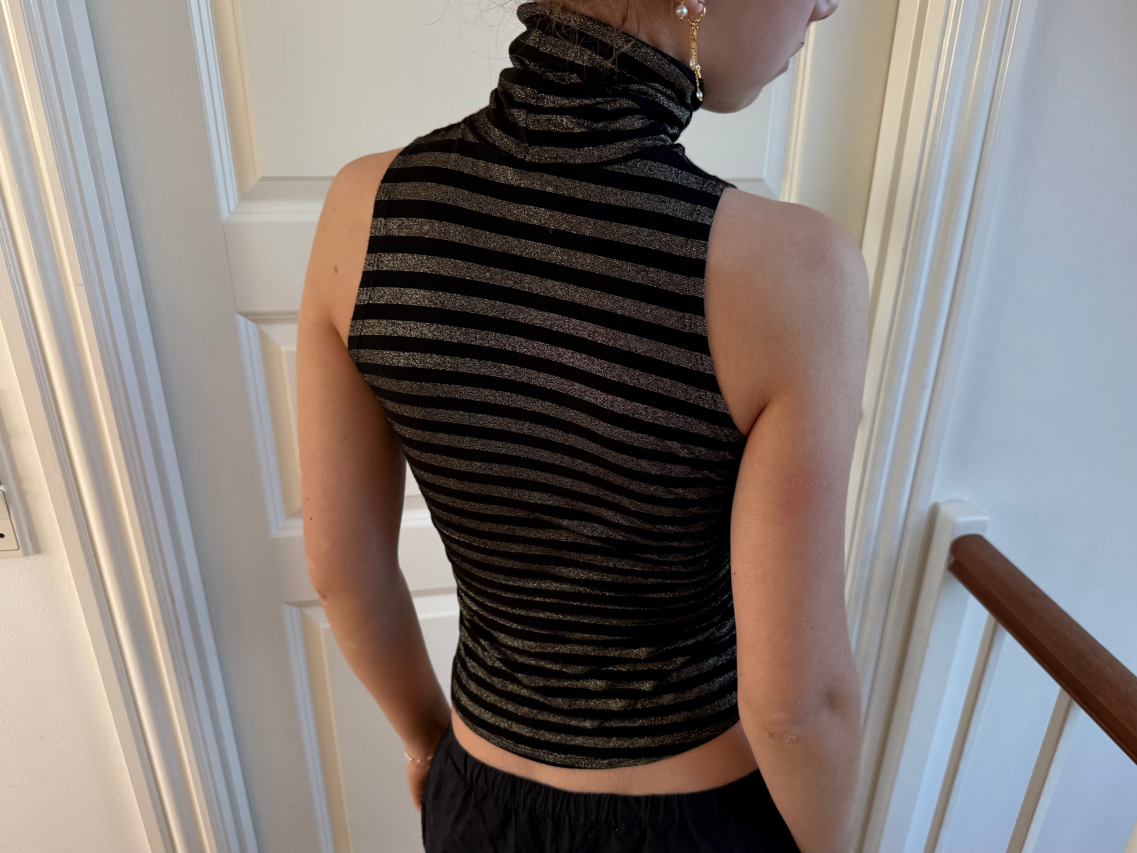 Stribet glimmerturtleneck uden ærmer