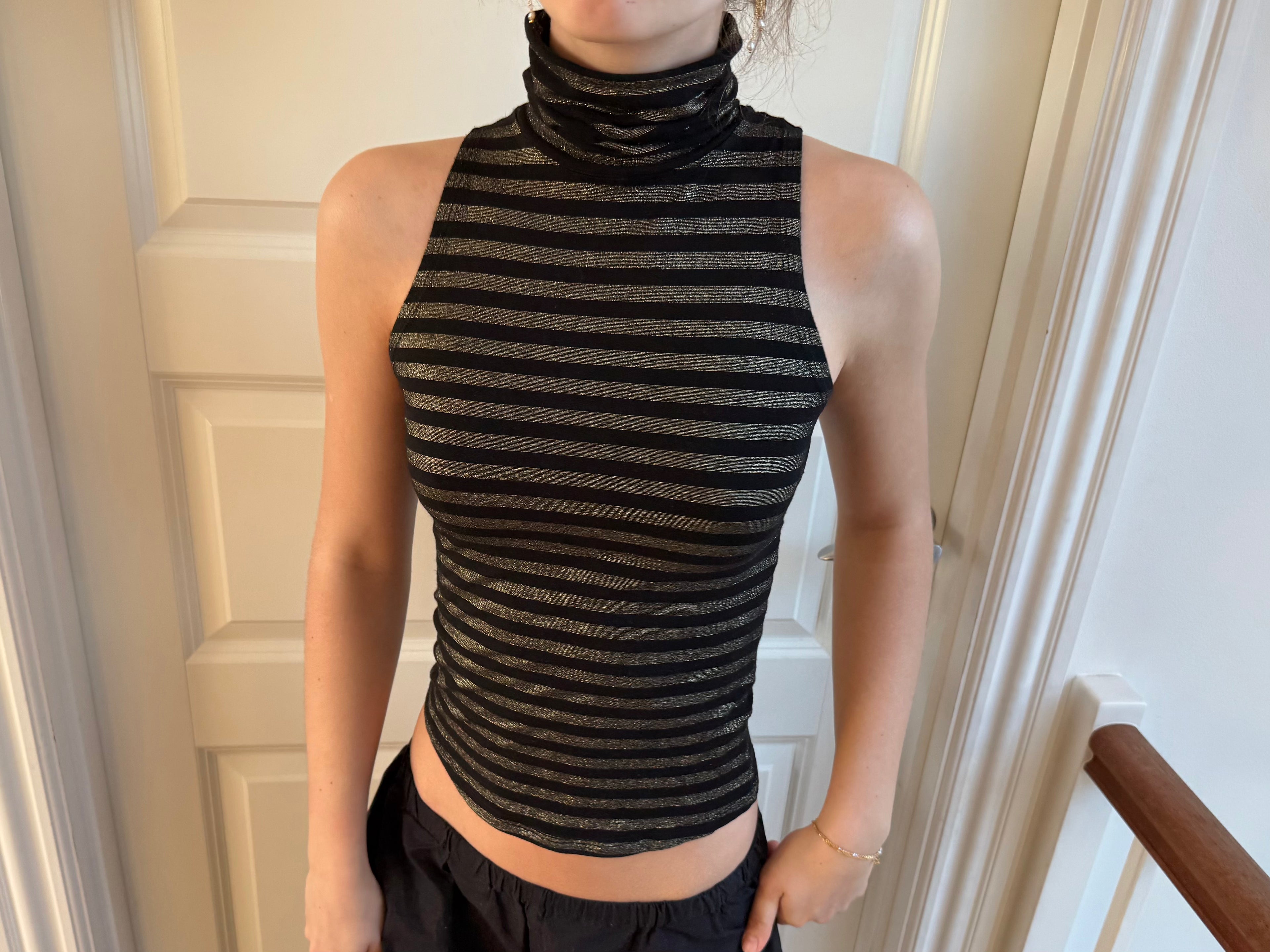 Stribet glimmerturtleneck uden ærmer
