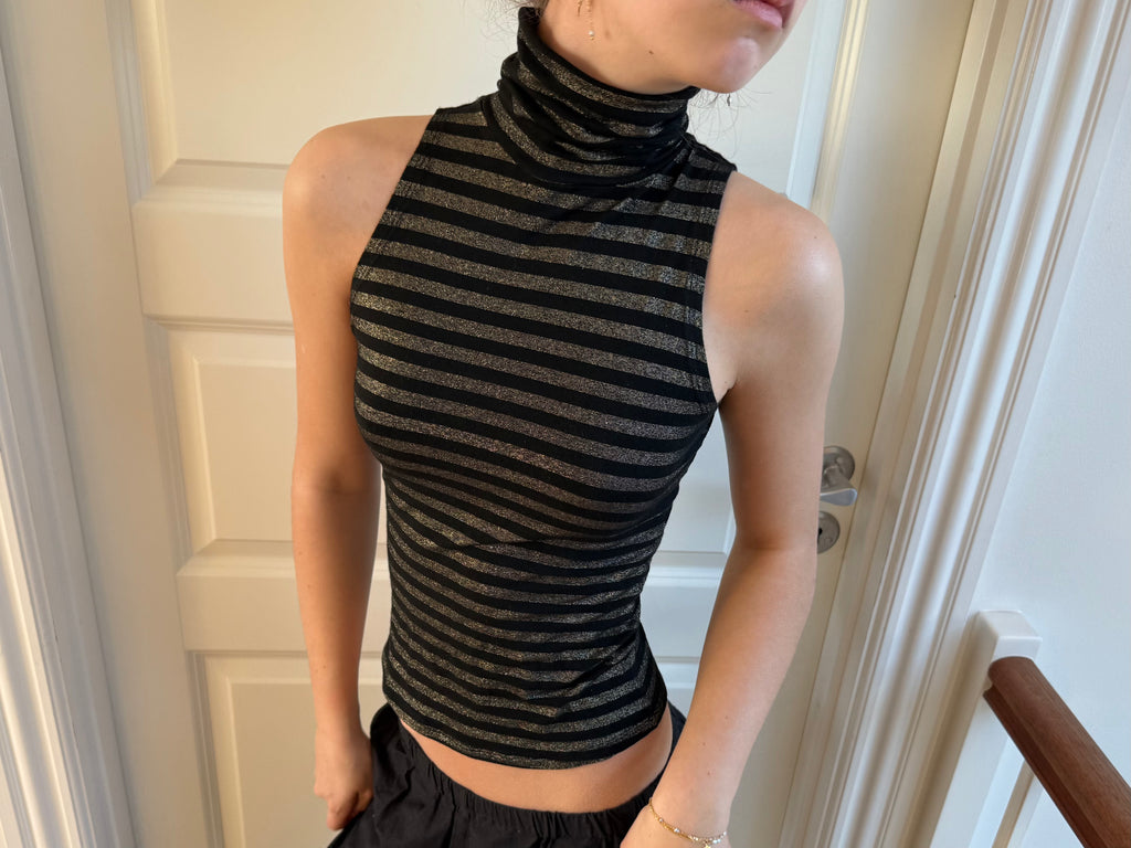 Stribet glimmerturtleneck uden ærmer