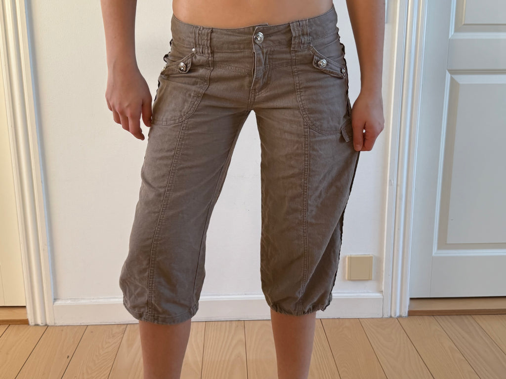 Lavtaljede brune capris