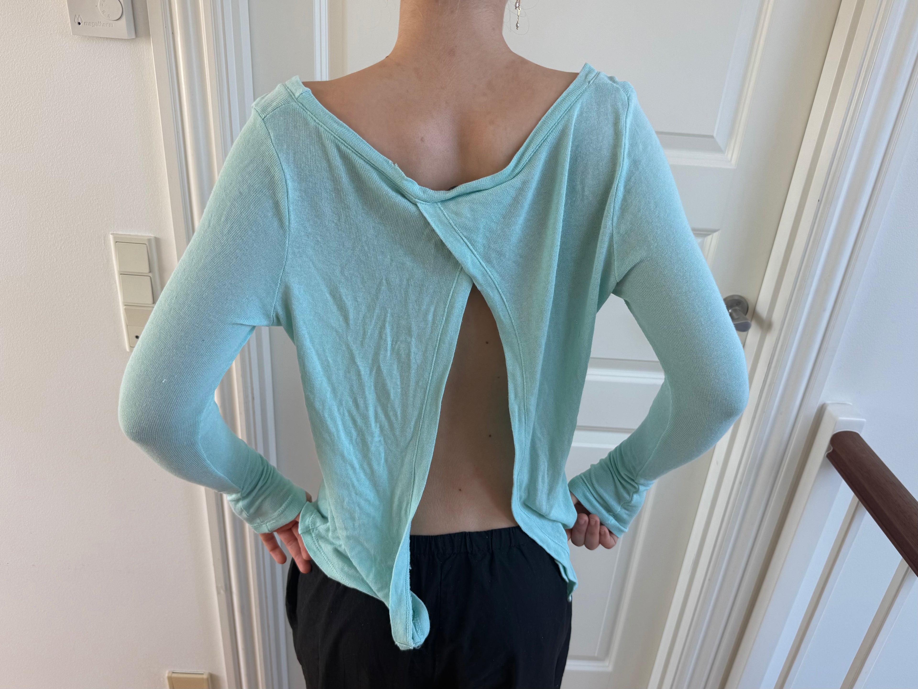 Turkis off the shoulder top med åben ryg