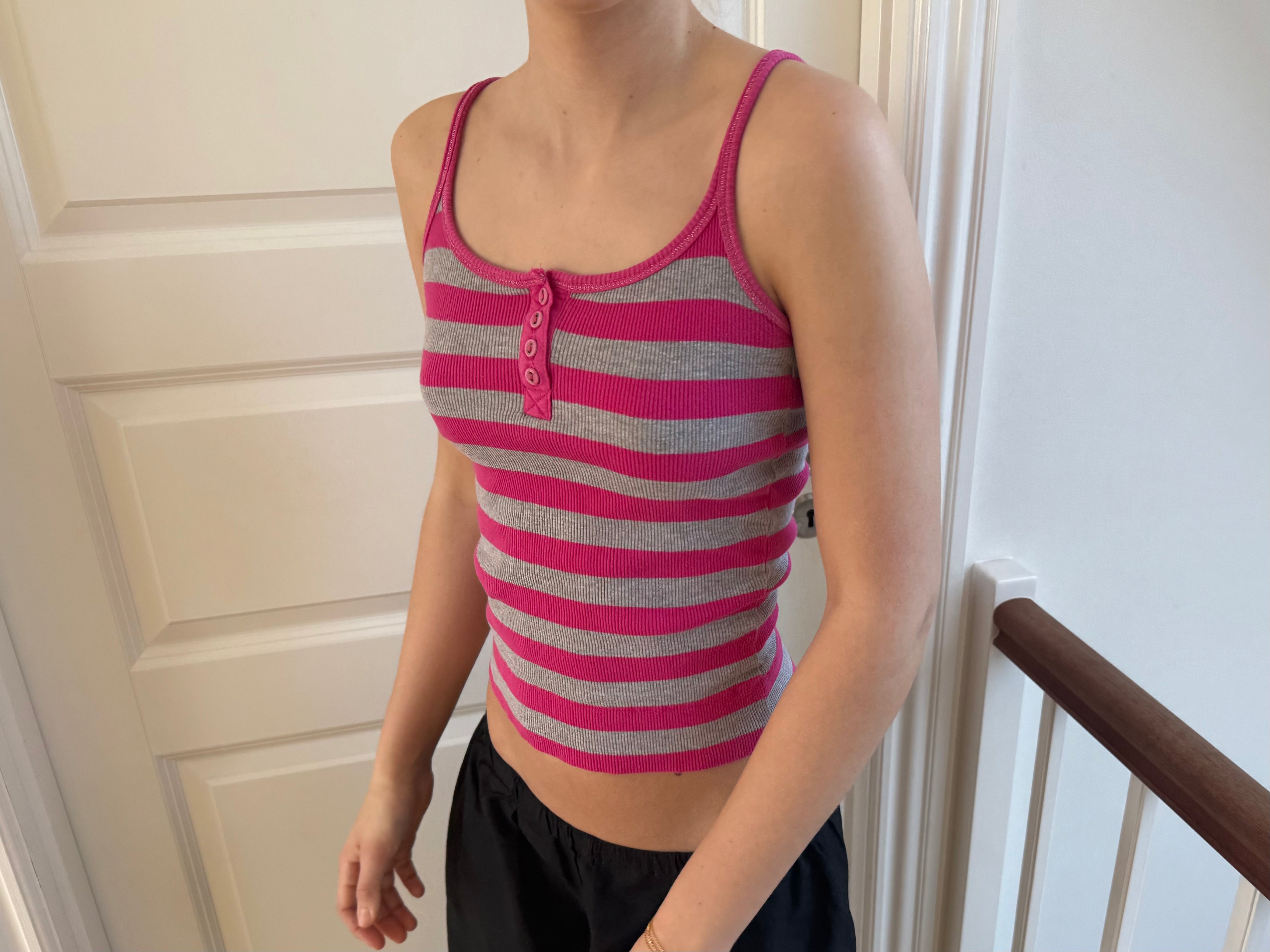 Pink og grå stribet top