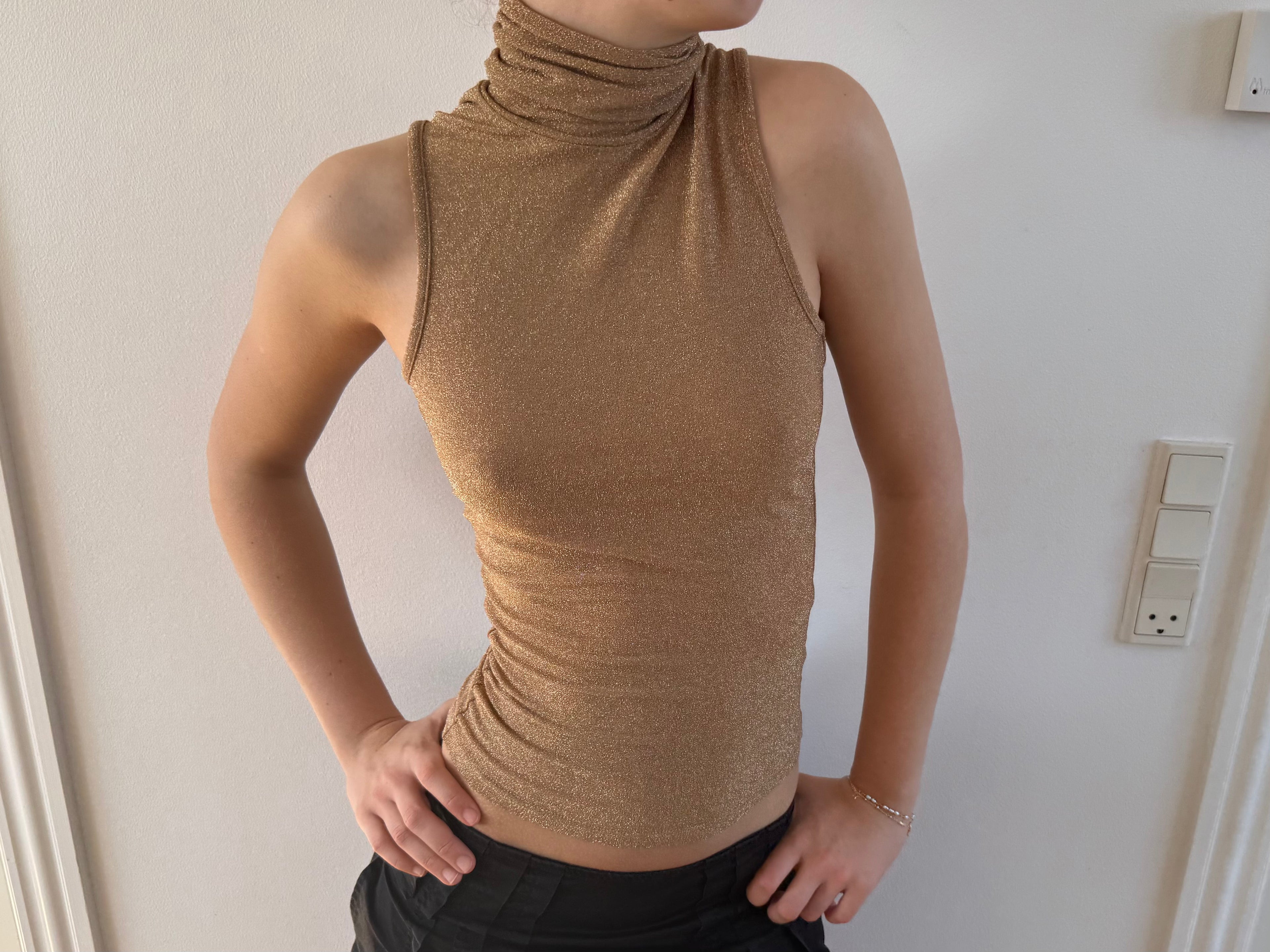 Guld turtleneck med åben ryg