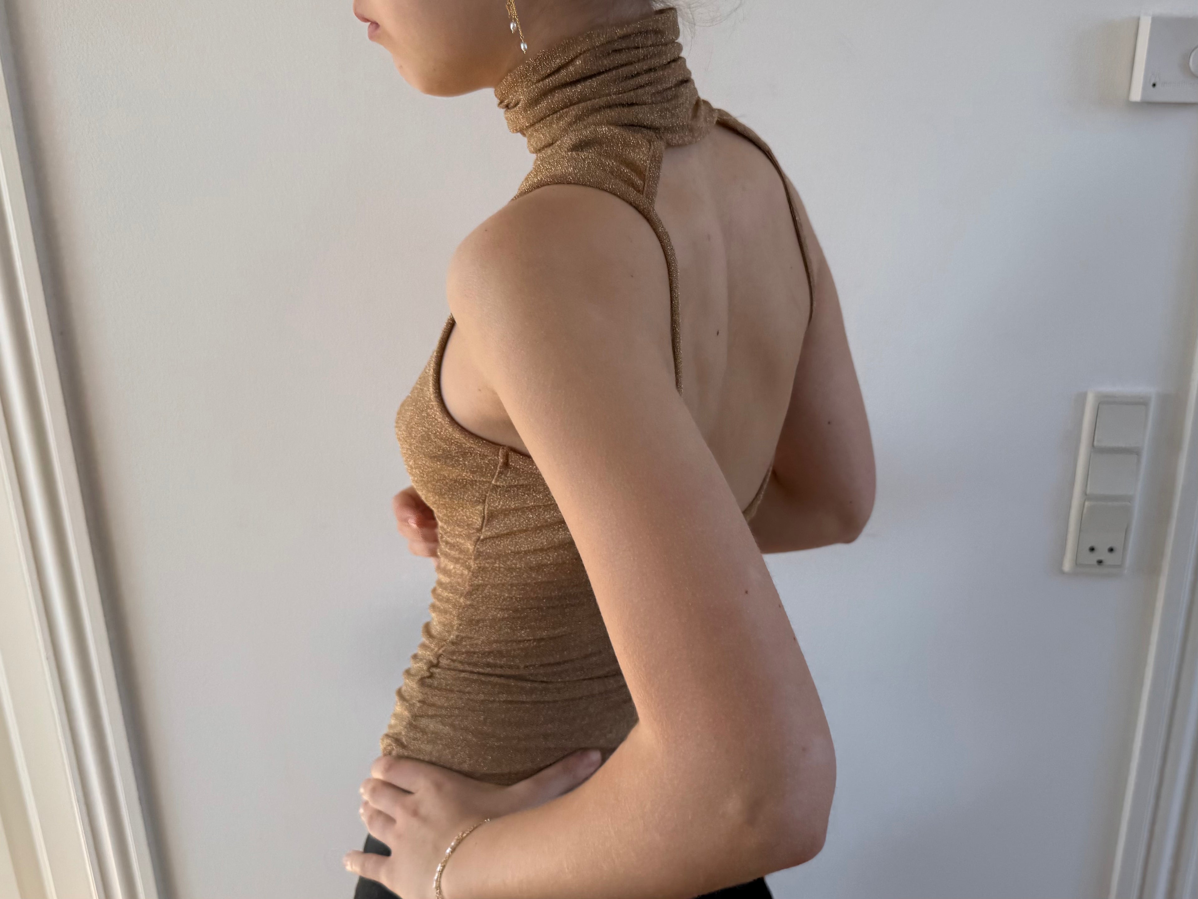 Guld turtleneck med åben ryg