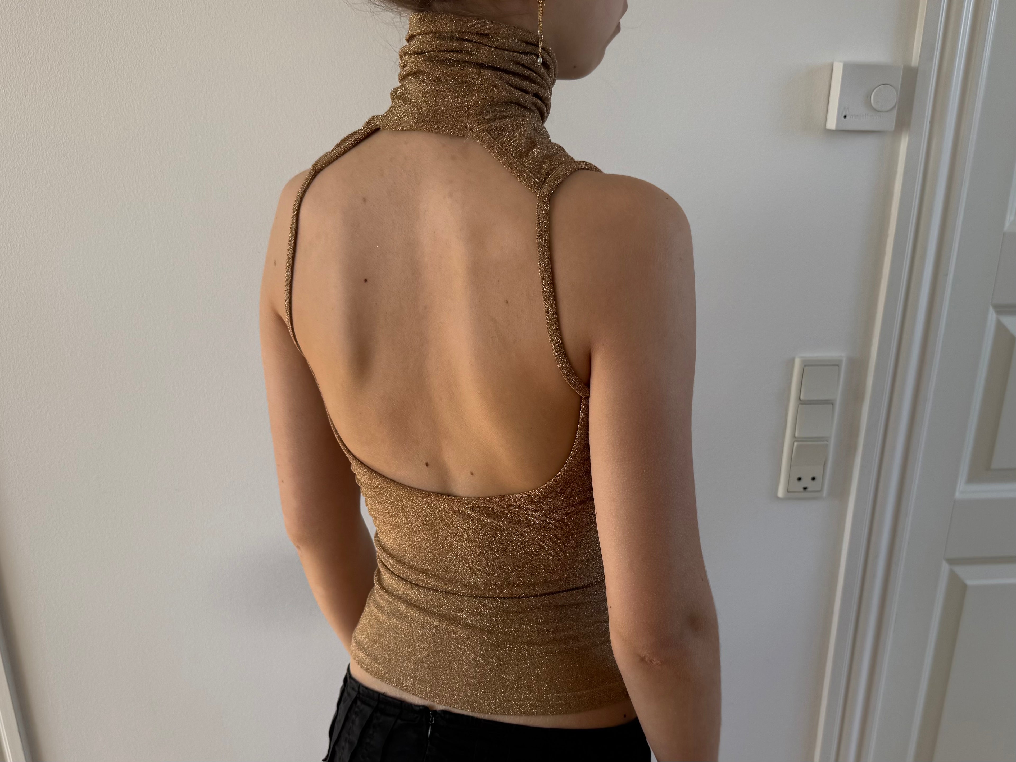Guld turtleneck med åben ryg
