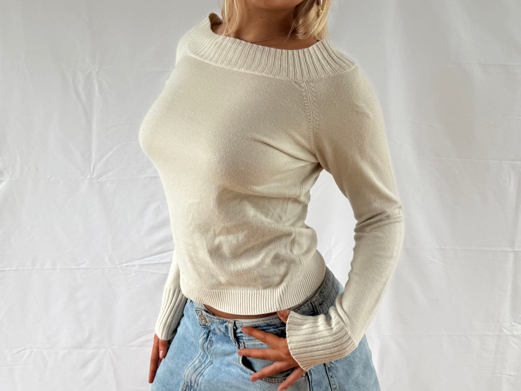 Beige off the shoulder striktrøje