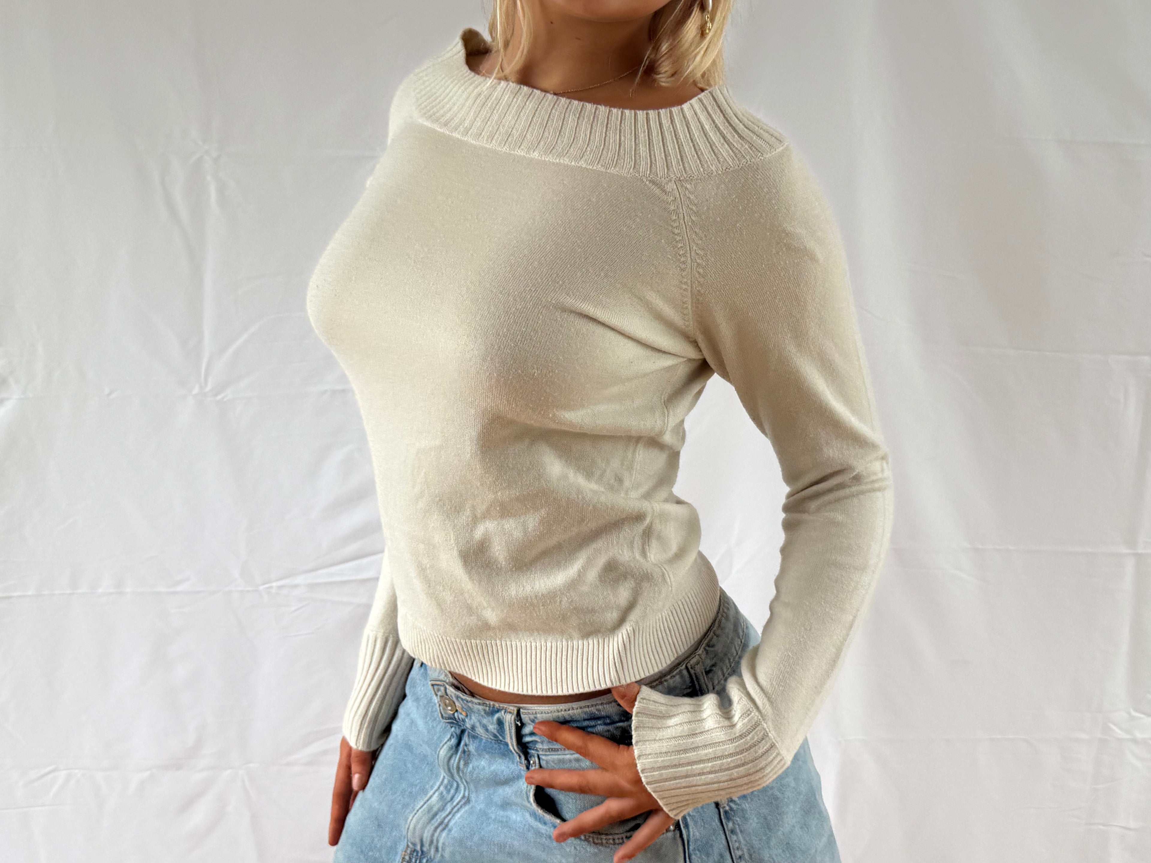 Beige off the shoulder striktrøje