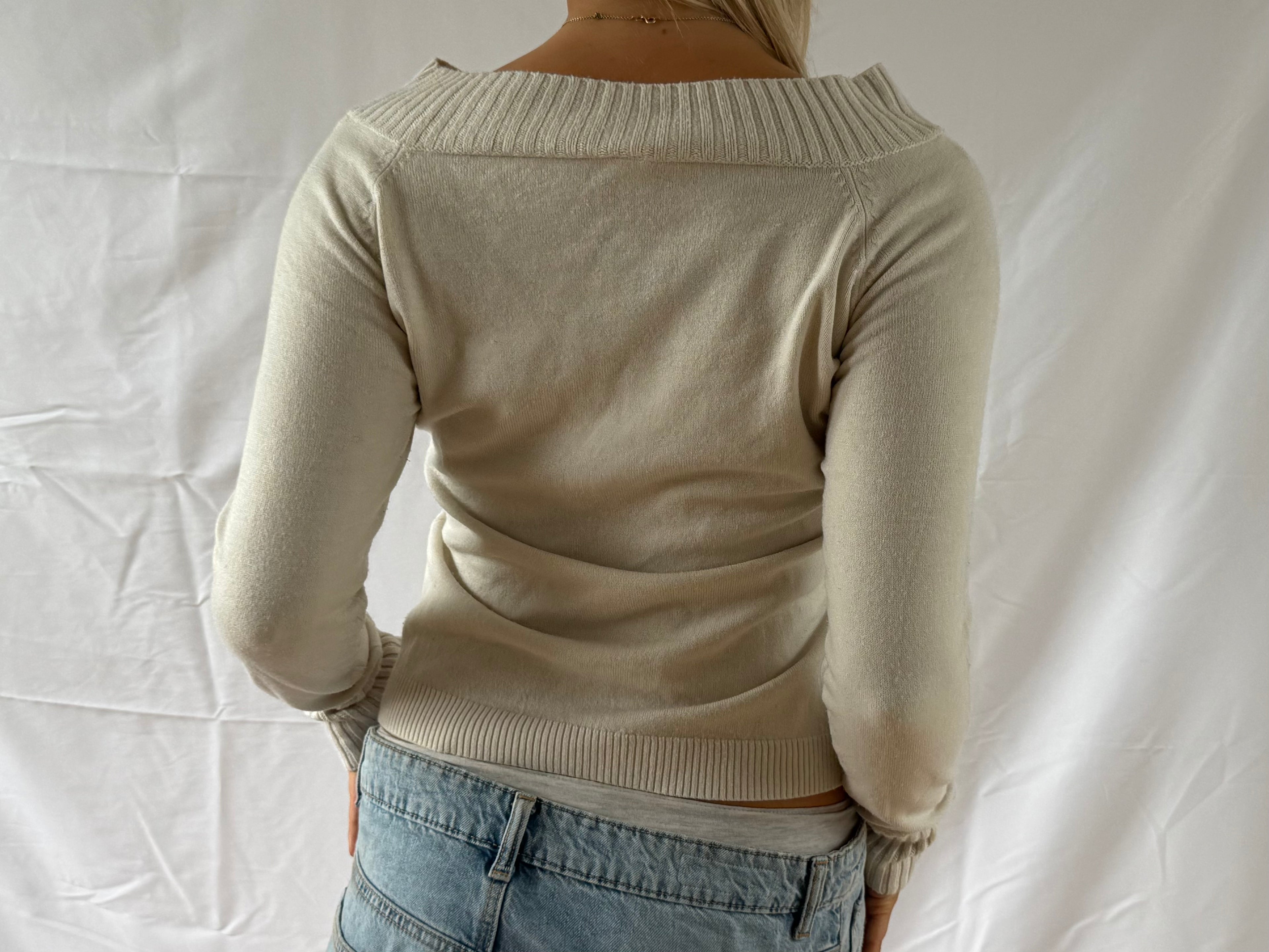 Beige off the shoulder striktrøje
