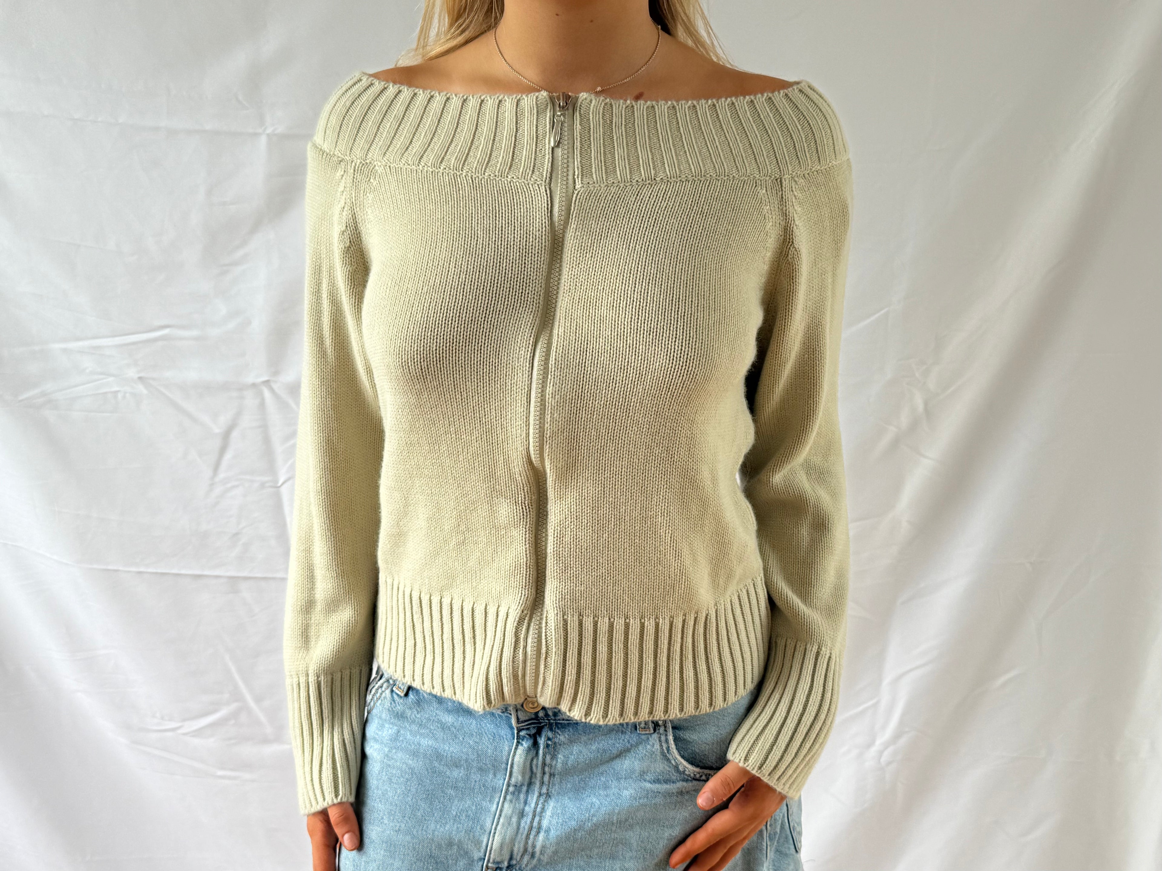 Beige off the shoulder striktrøje