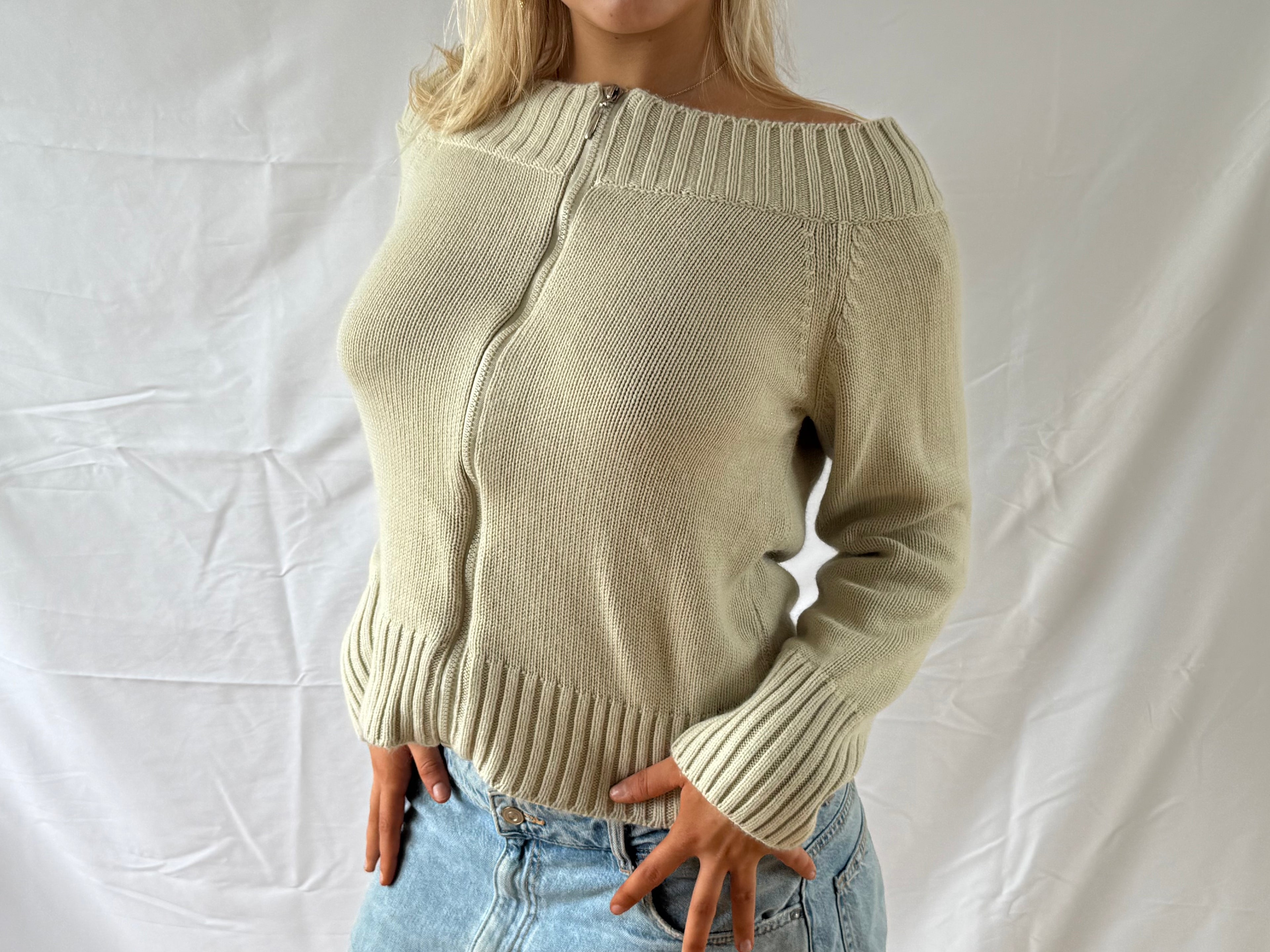 Beige off the shoulder striktrøje
