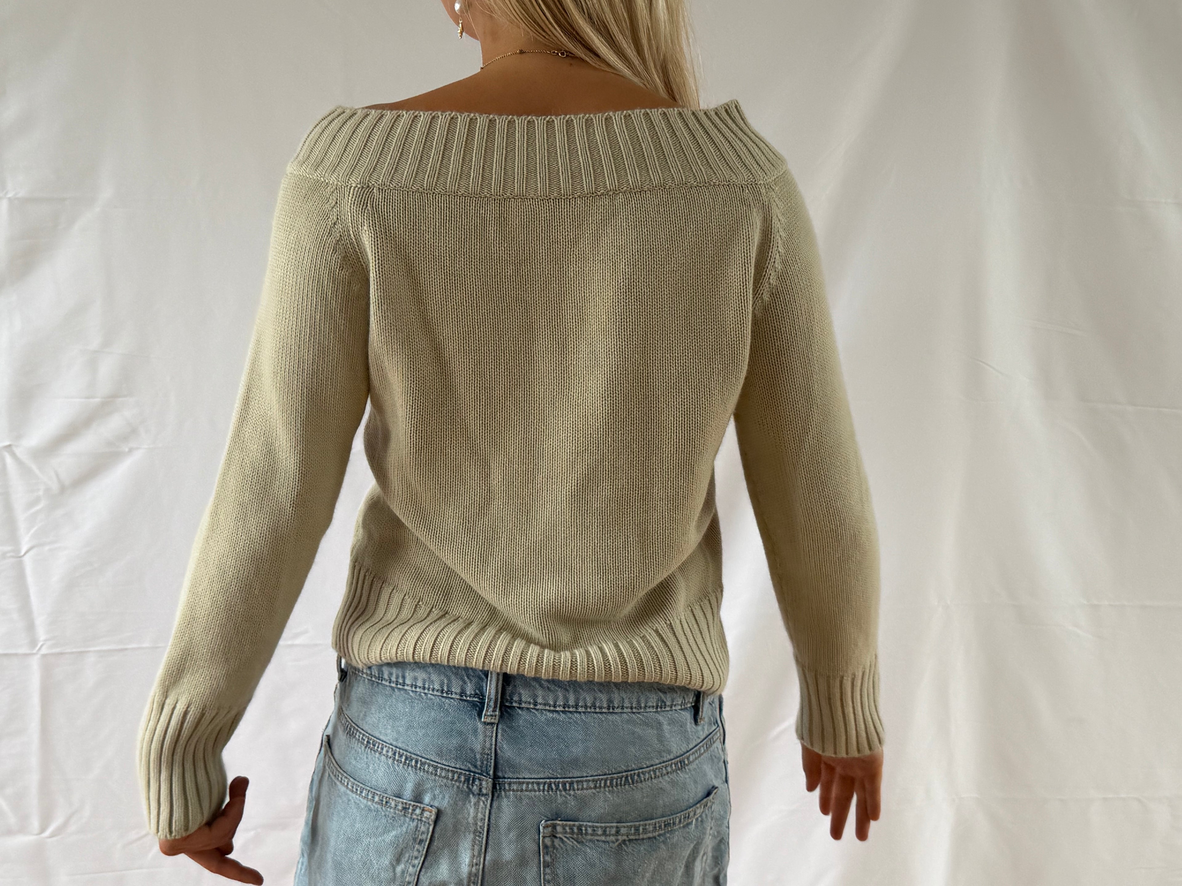 Beige off the shoulder striktrøje