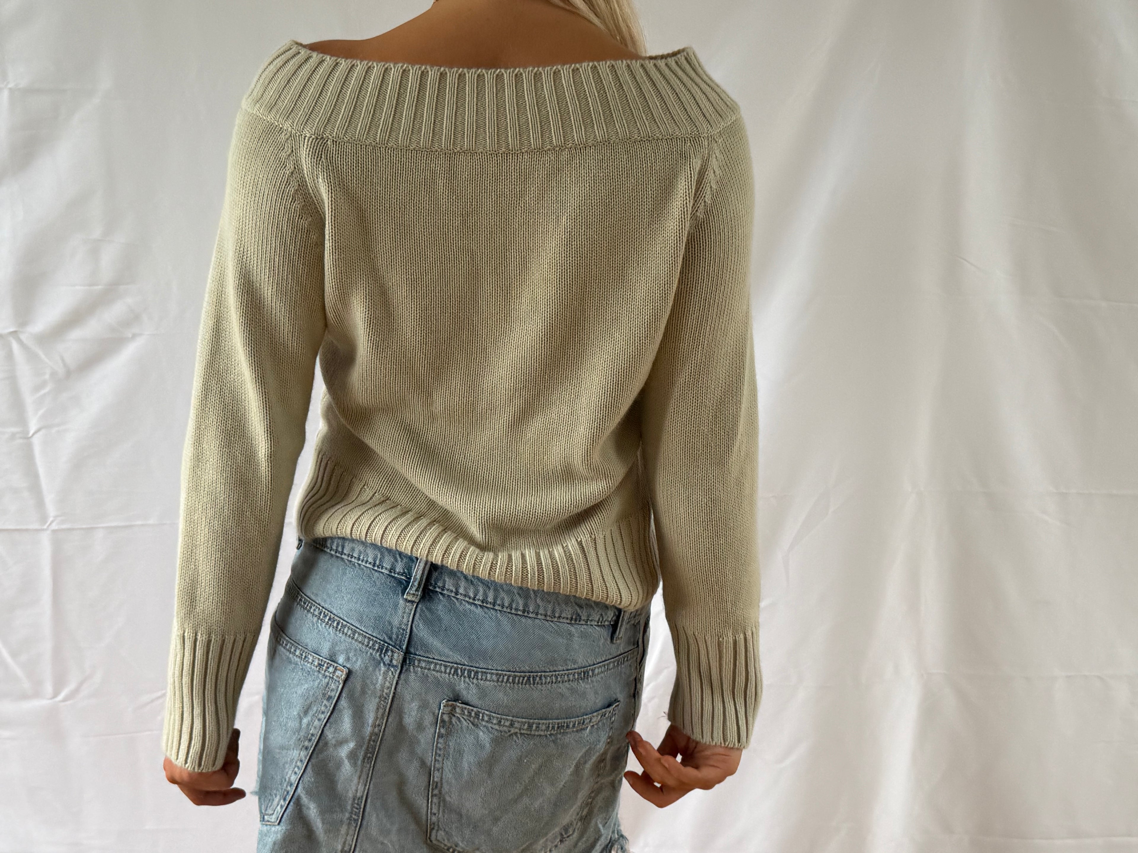 Beige off the shoulder striktrøje