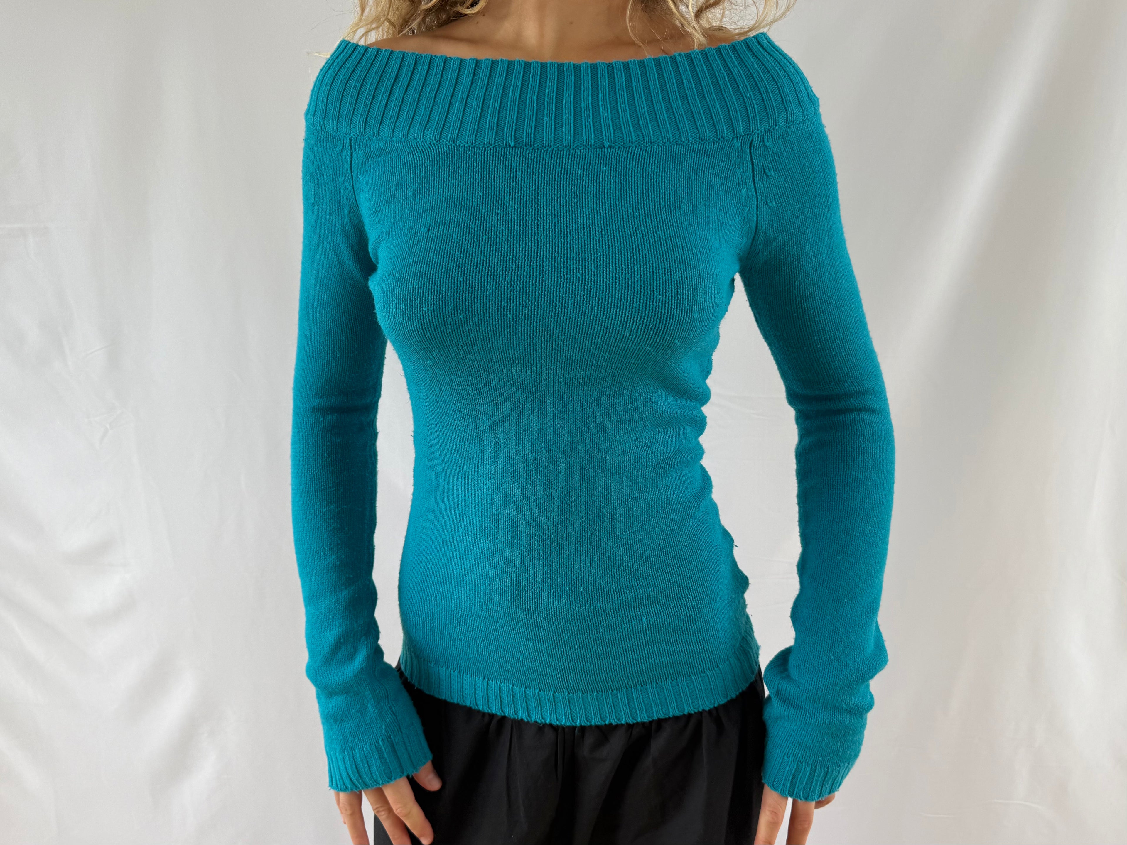 Turkis off shoulder striktrøje