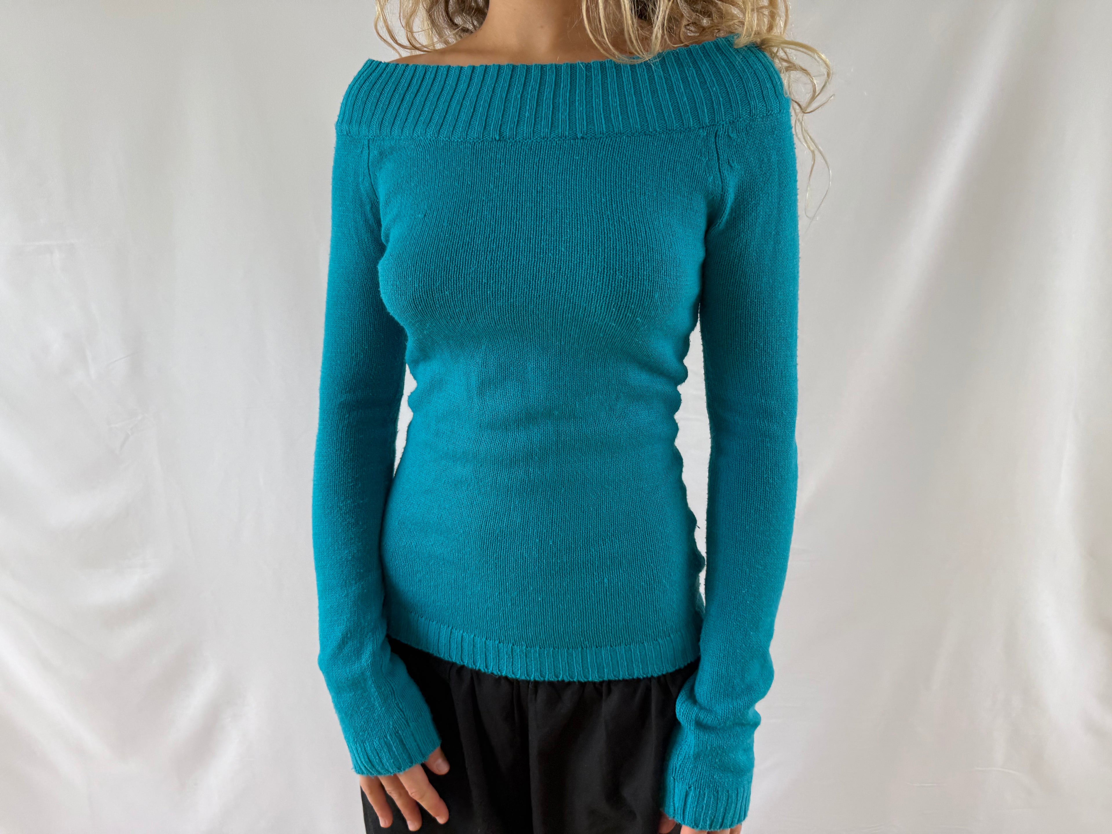 Turkis off shoulder striktrøje