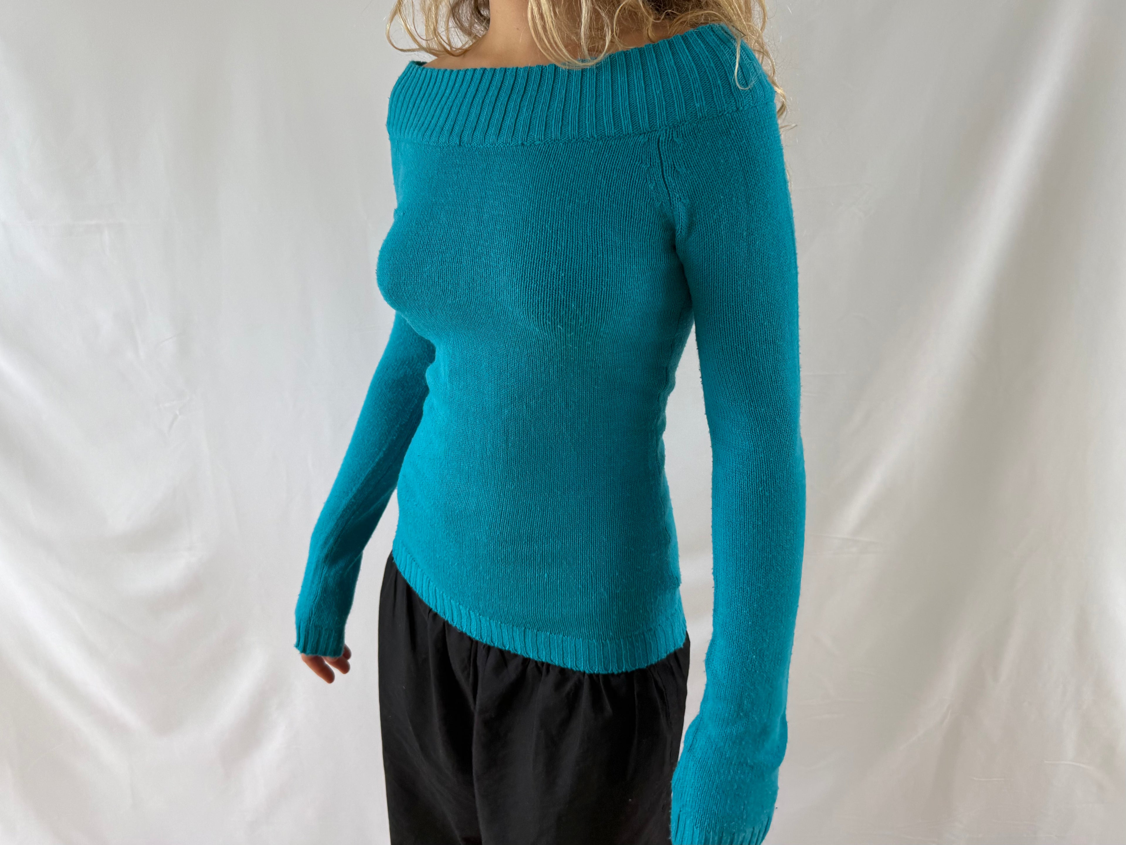 Turkis off shoulder striktrøje